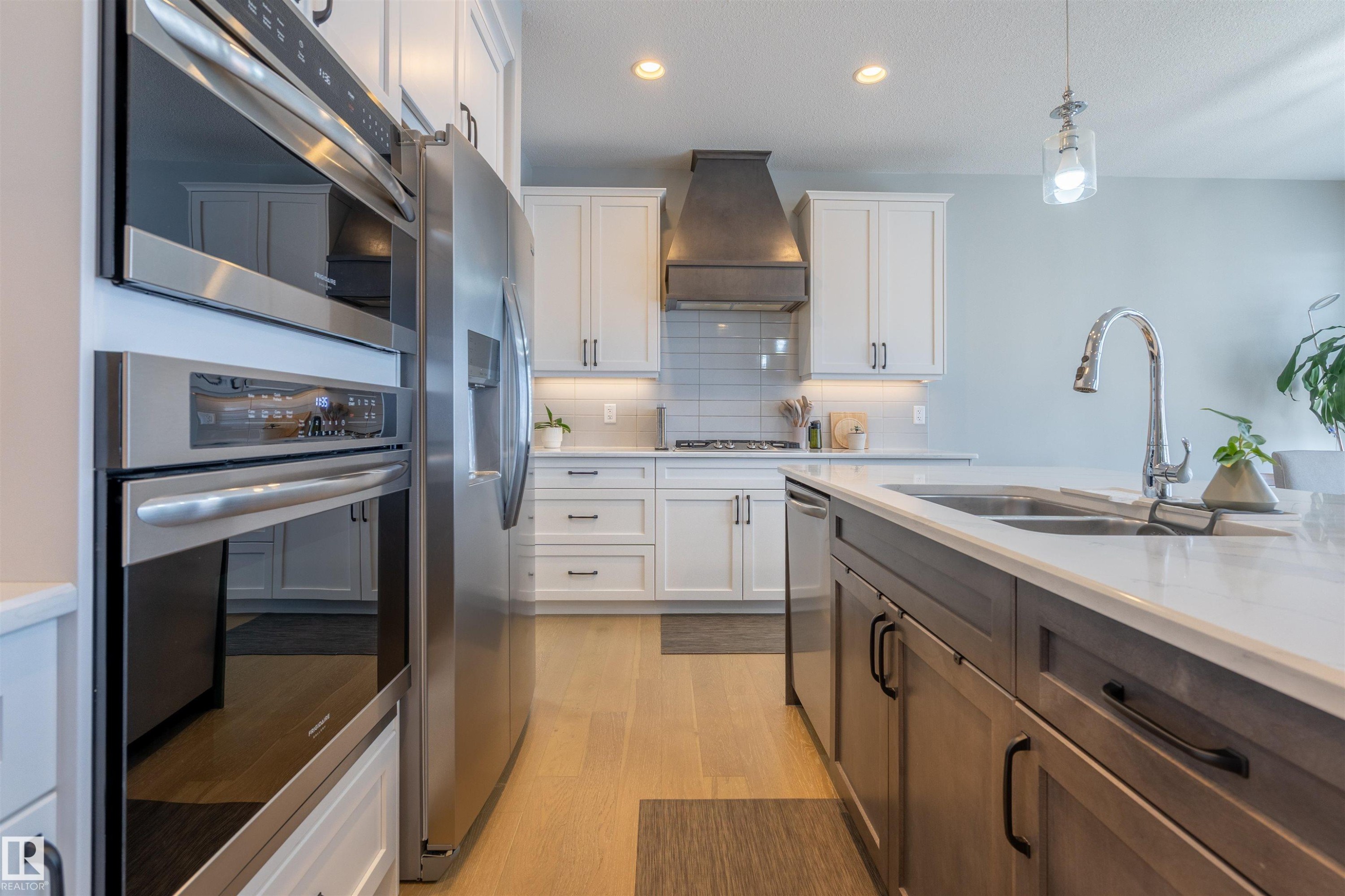 6621 Knox Place Sw, Edmonton, AB - Indoor Photo Showing Kitchen With Double Sink With Upgraded Kitchen