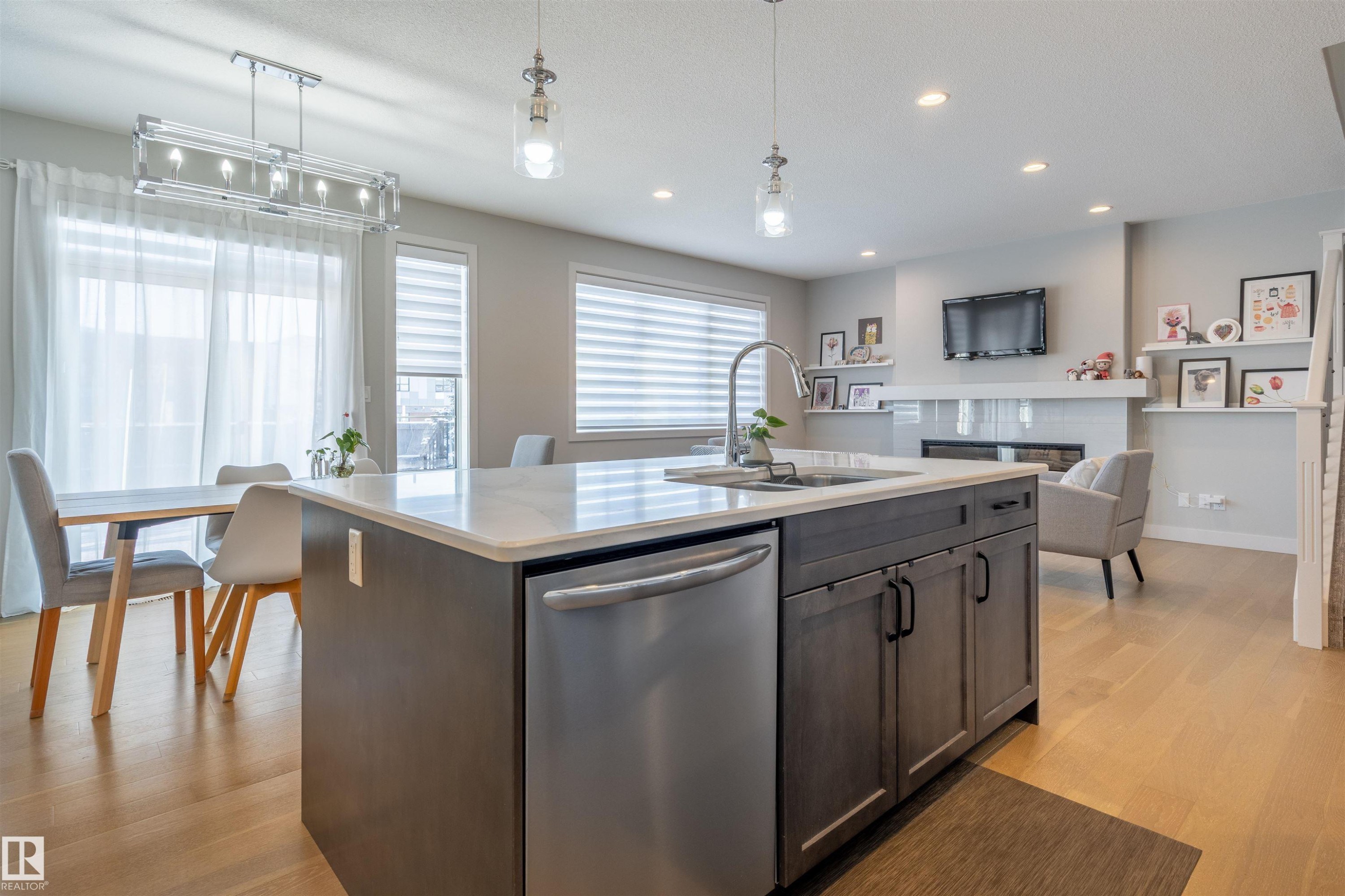 6621 Knox Place Sw, Edmonton, AB - Indoor Photo Showing Kitchen With Upgraded Kitchen