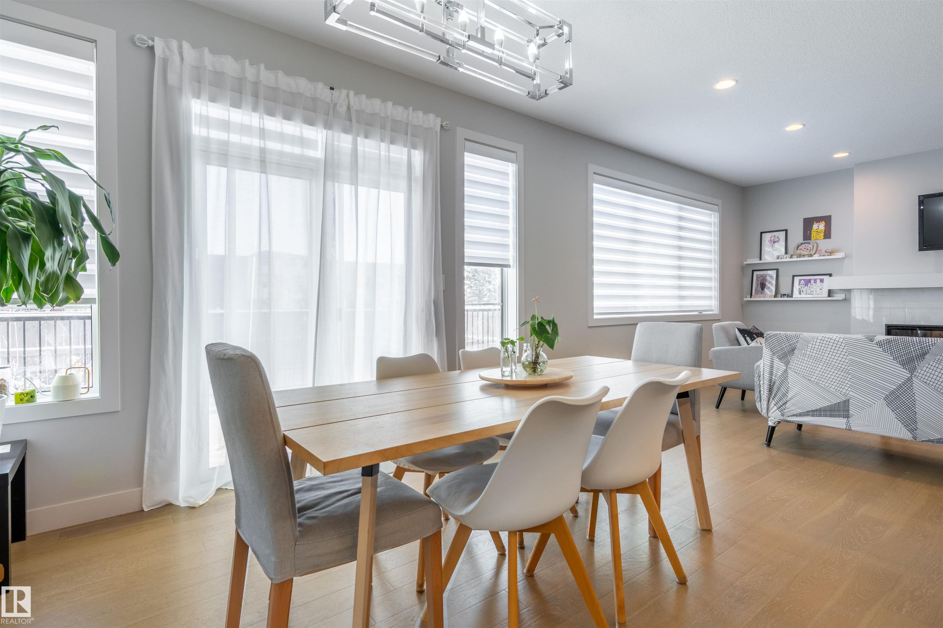 6621 Knox Place Sw, Edmonton, AB - Indoor Photo Showing Dining Room