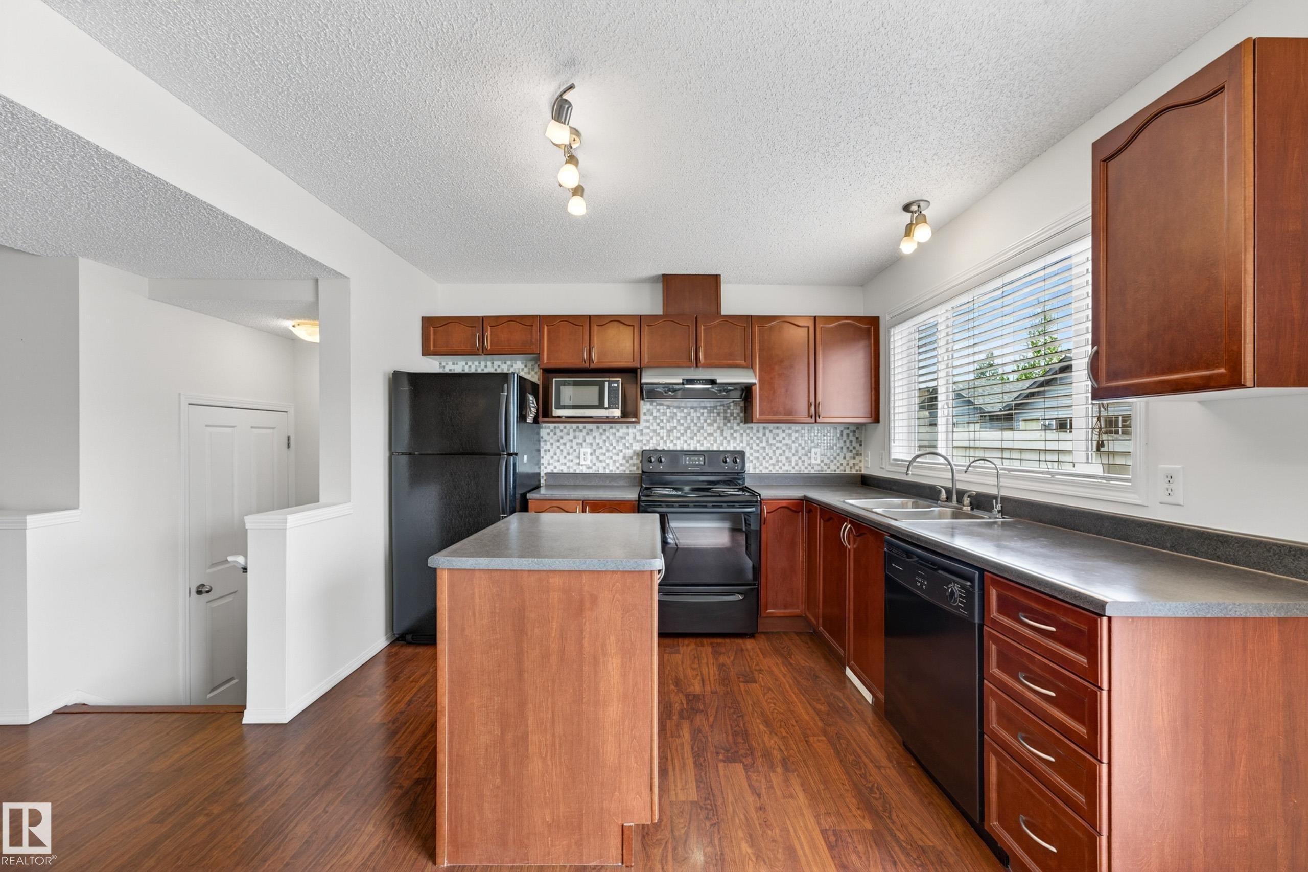 5917 South Terwillegar Boulevard, Edmonton, AB - Indoor Photo Showing Kitchen With Double Sink