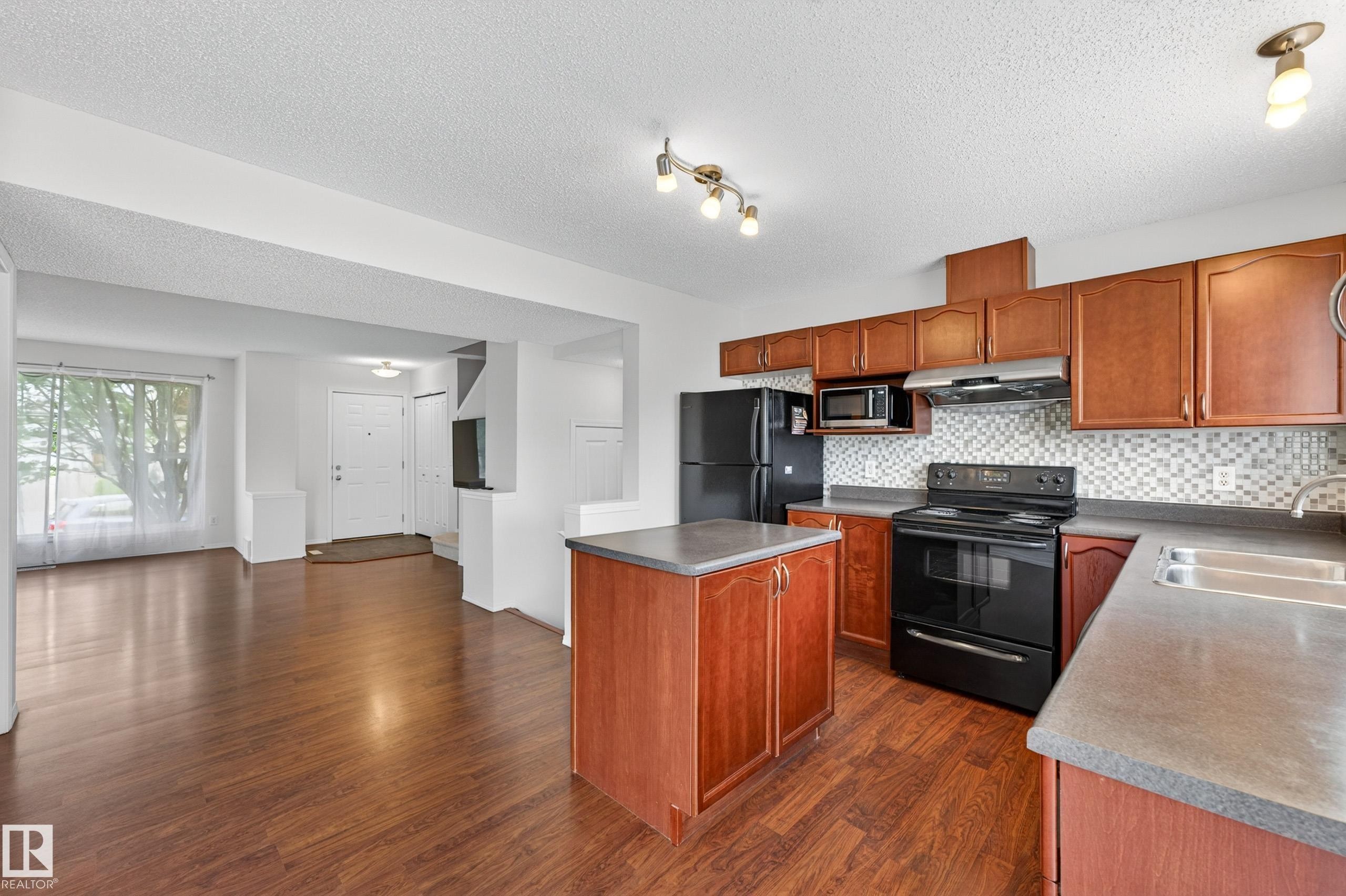 5917 South Terwillegar Boulevard, Edmonton, AB - Indoor Photo Showing Kitchen With Double Sink