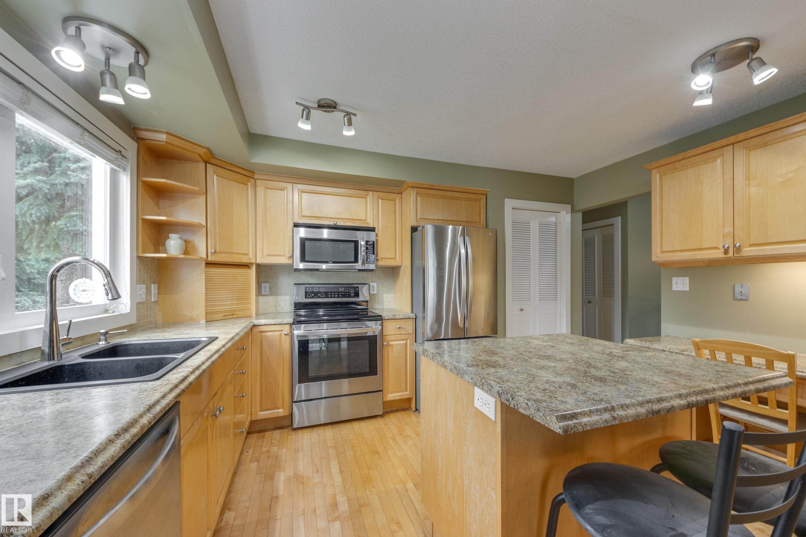 36 Fenwick Crescent, St. Albert, AB - Indoor Photo Showing Kitchen With Double Sink With Upgraded Kitchen