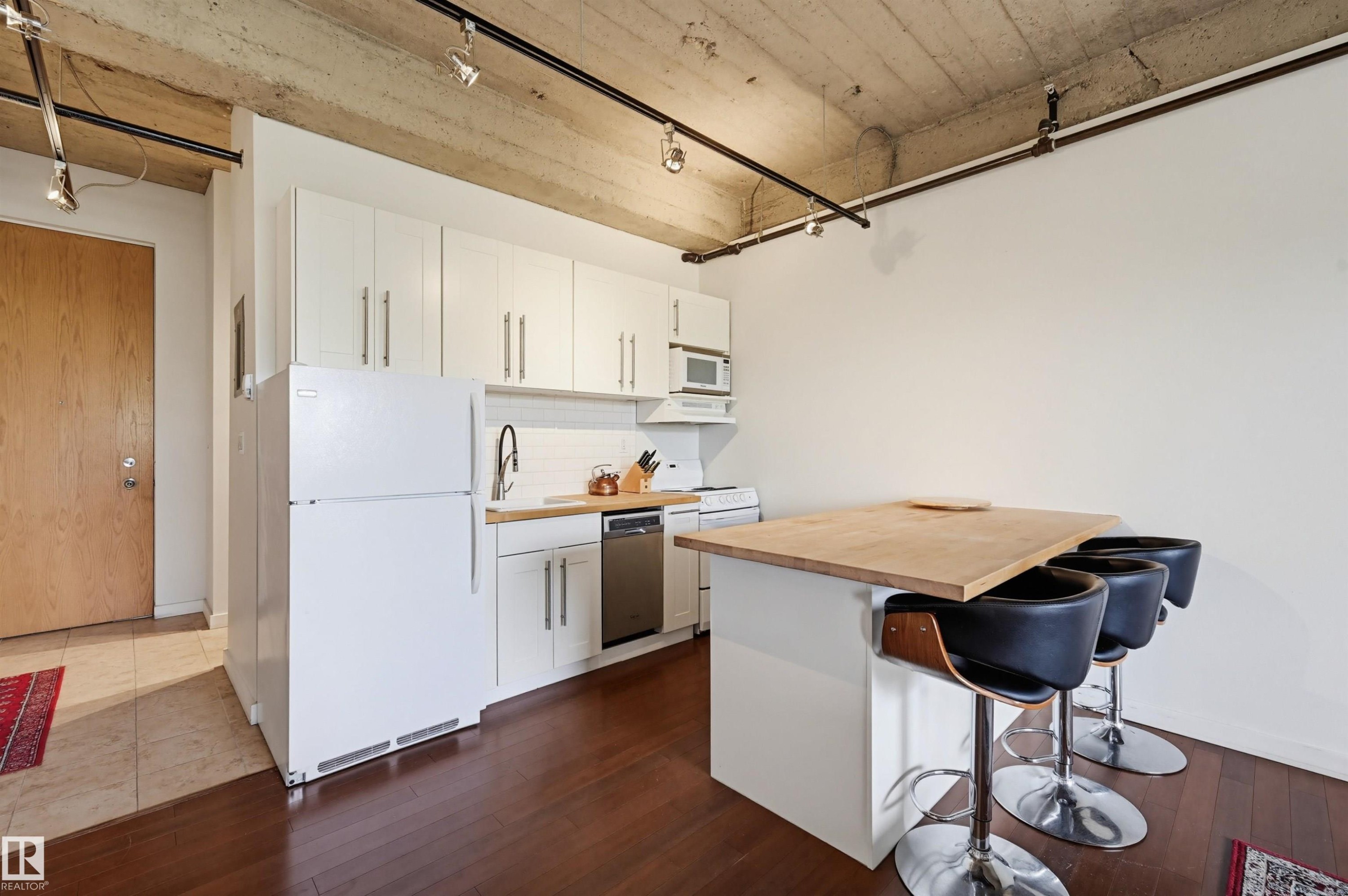 #204 10355 105 St Nw, Edmonton, AB - Indoor Photo Showing Kitchen
