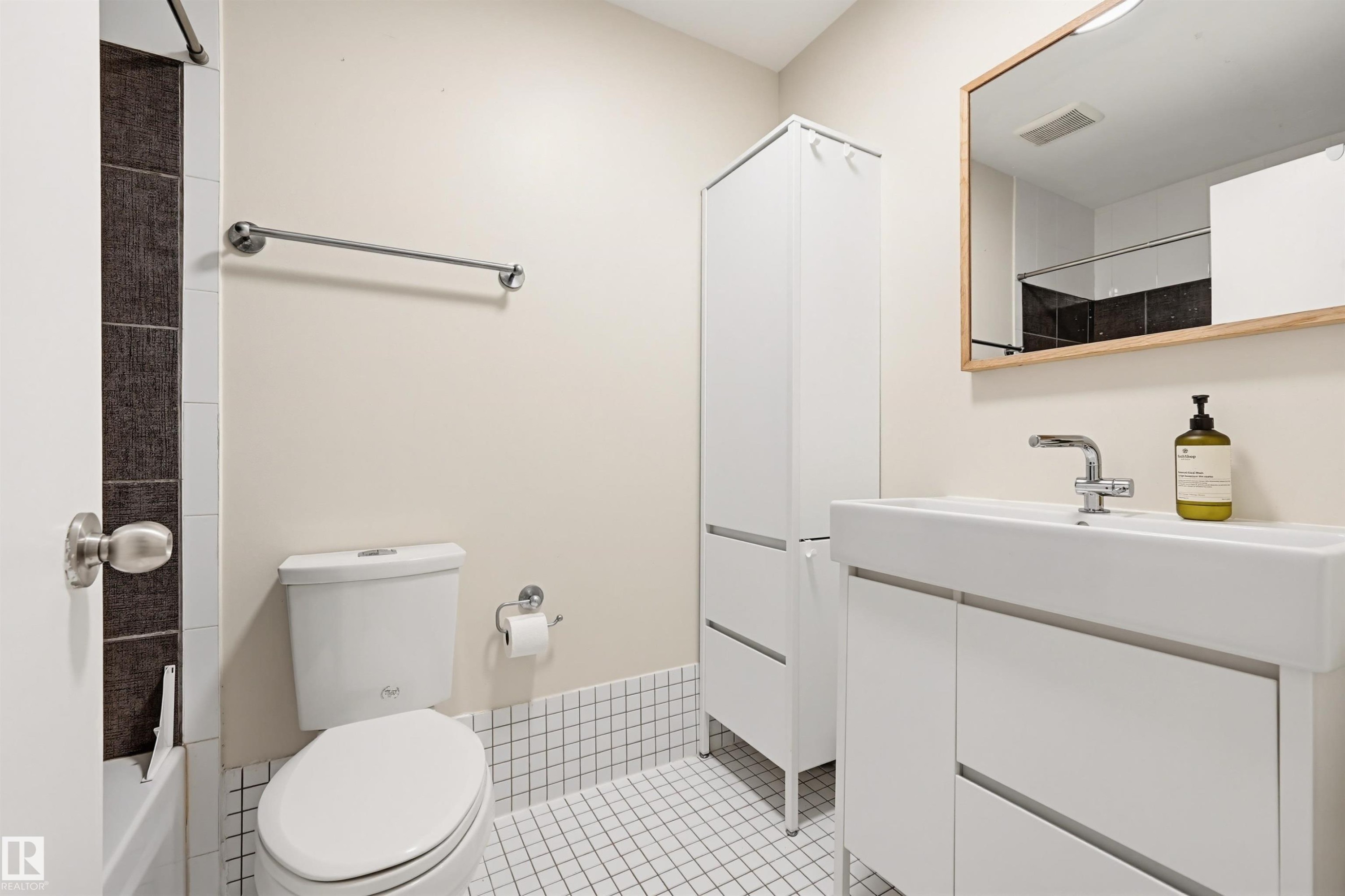 #204 10355 105 St Nw, Edmonton, AB - Indoor Photo Showing Bathroom