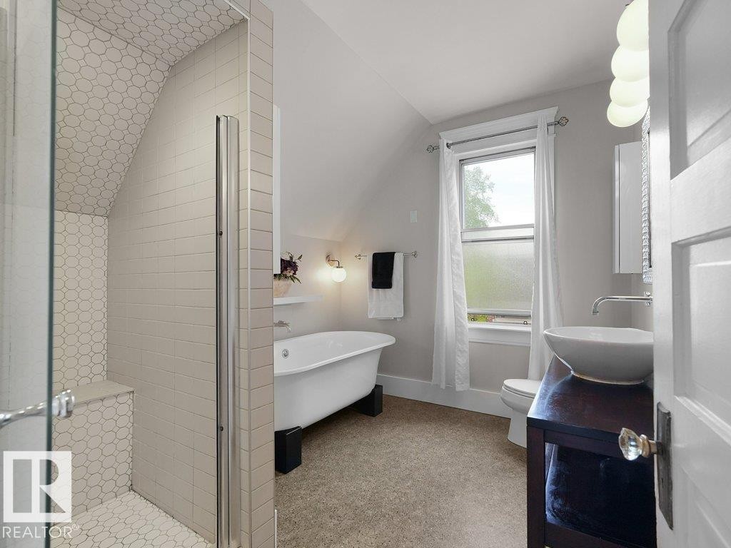 4 pce. bathroom upper level - 11002 106 Avenue, Edmonton, AB
