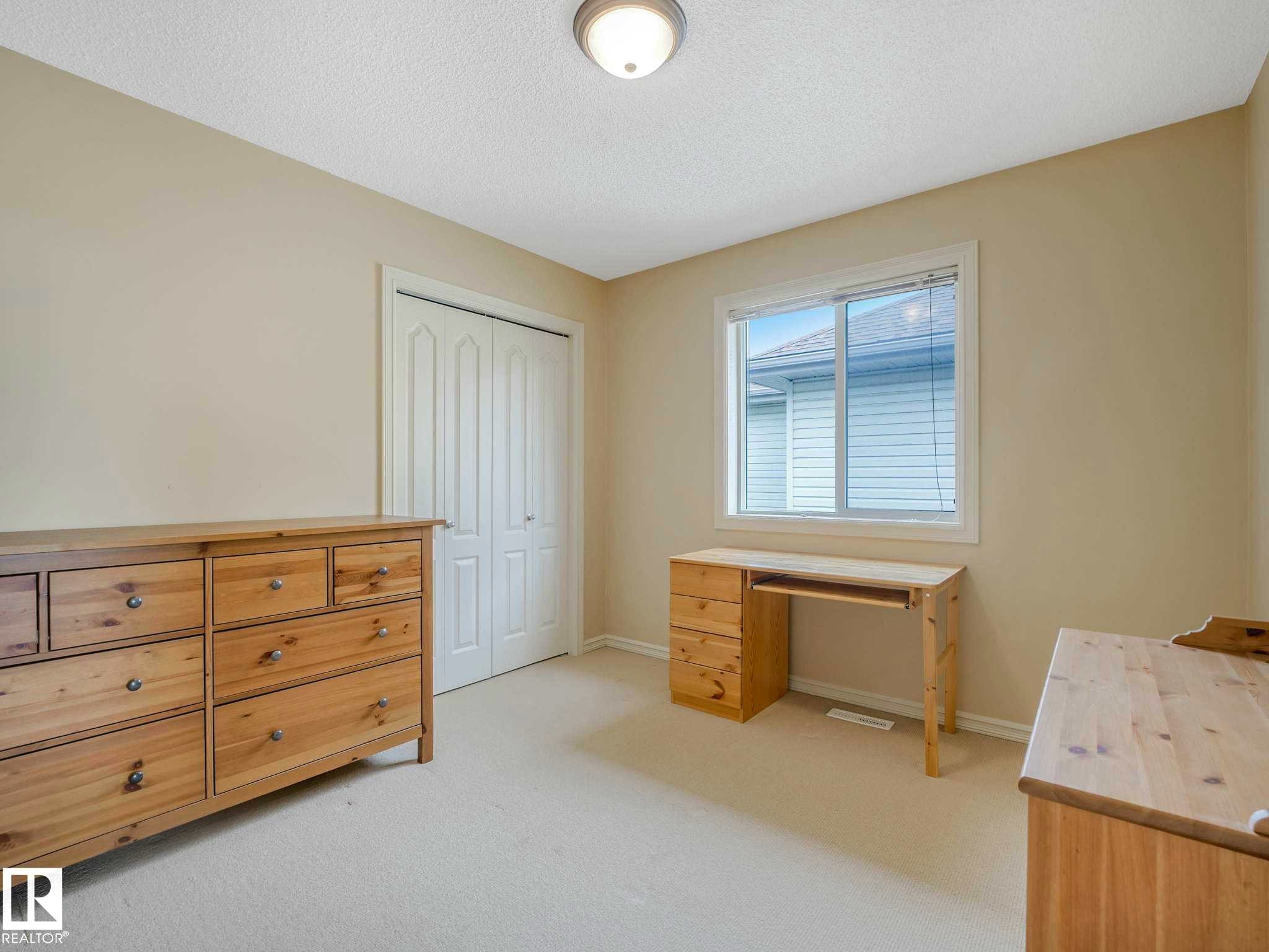 Neutral-toned walls complement the light-colored carpet flooring - 1116 Lincoln Crescent, Edmonton, AB - Indoor