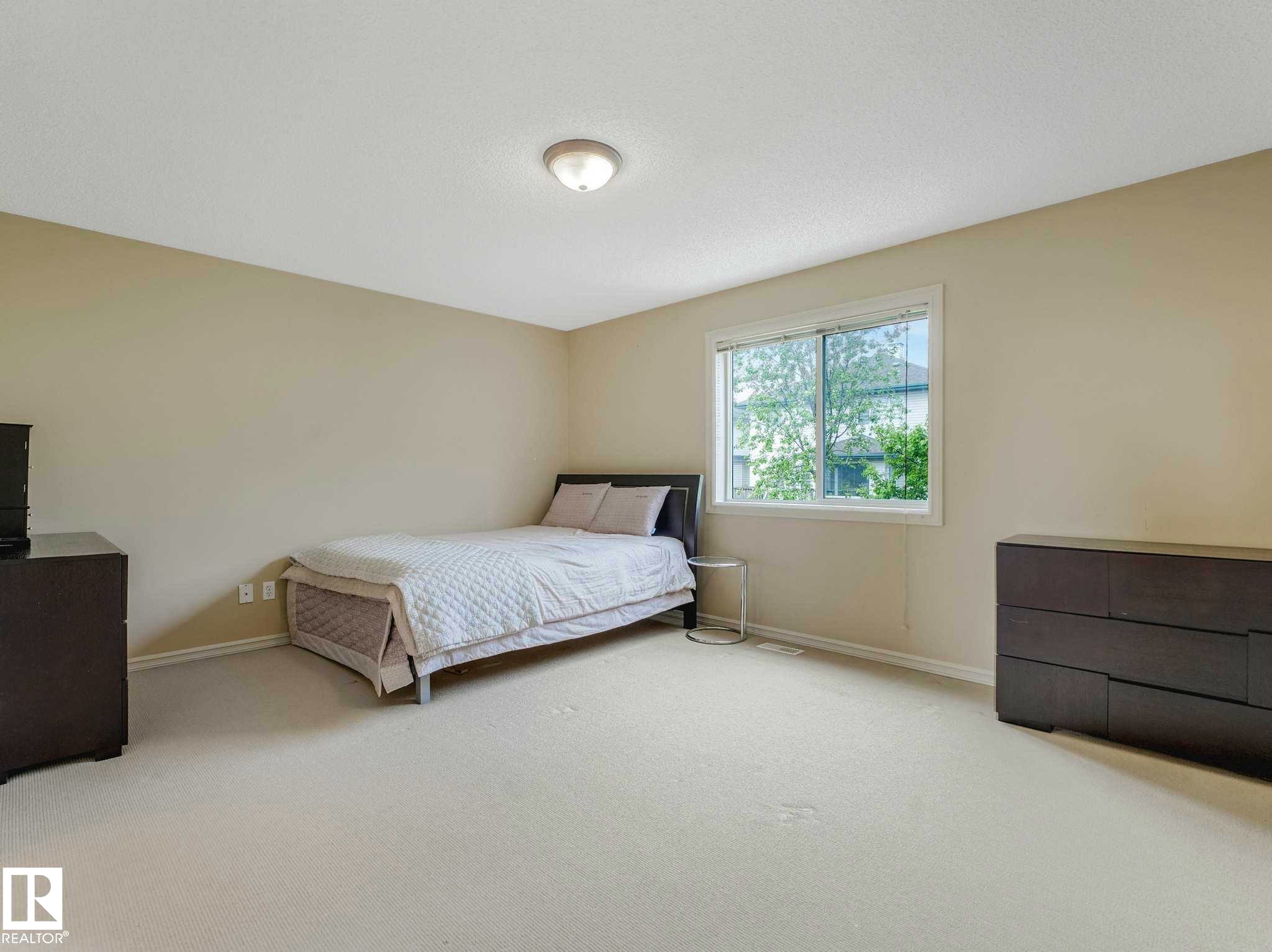 Bedroom featuring light-colored walls and soft carpeting - 1116 Lincoln Crescent, Edmonton, AB - Indoor Photo Showing Bedroom