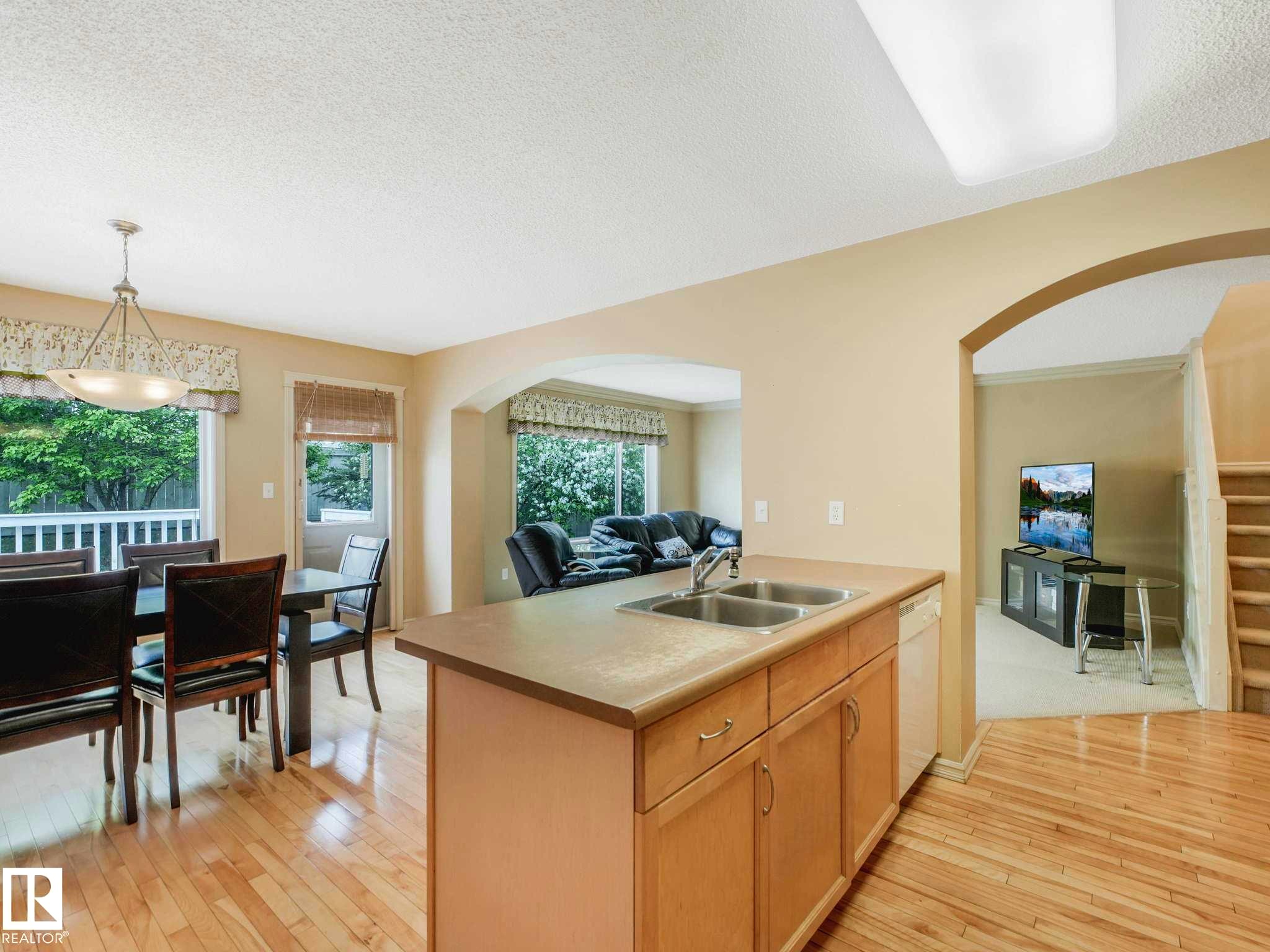 Image quality insufficient for description - 1116 Lincoln Crescent, Edmonton, AB - Indoor Photo Showing Other Room