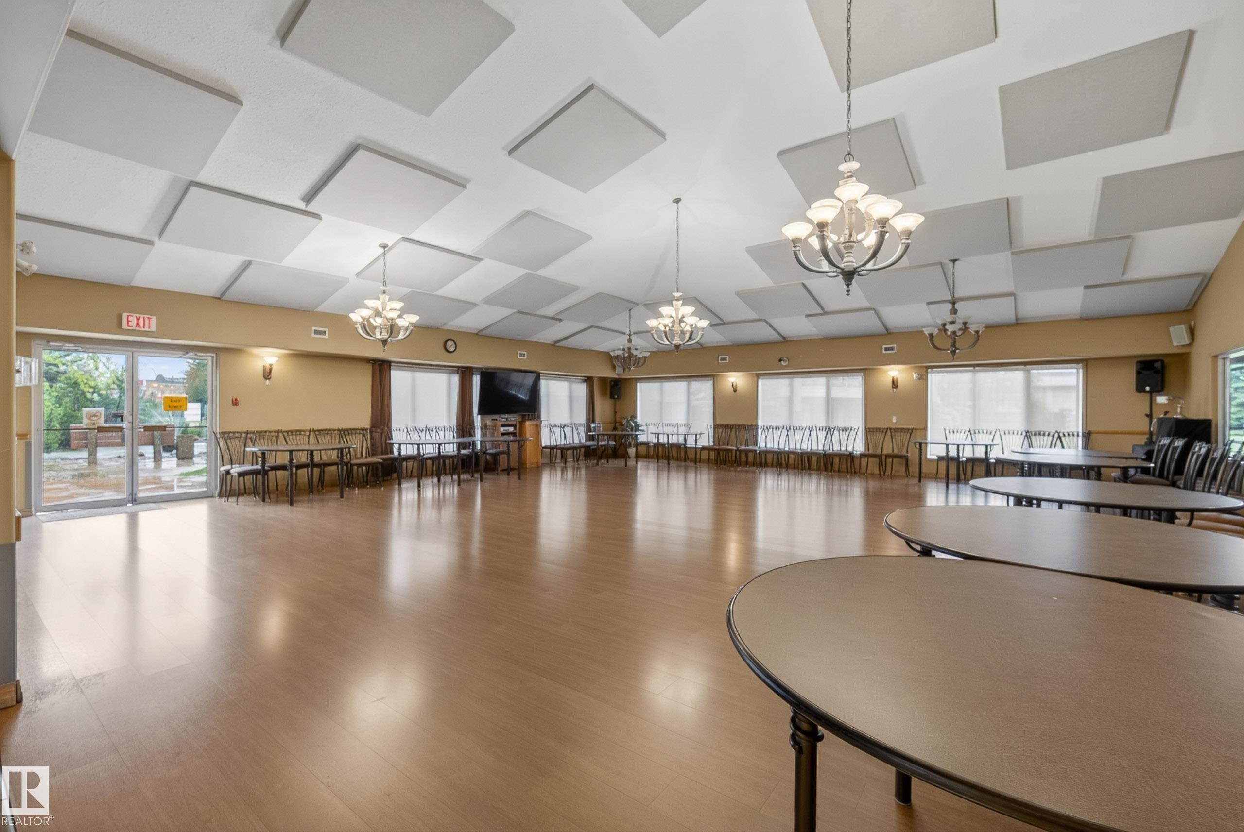 Spacious hall with light wood-finish flooring - 413 8912 156 Street Nw, Edmonton, AB