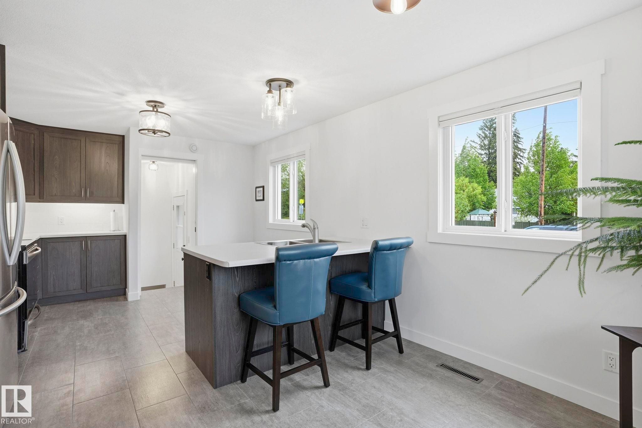 4502 53 Avenue, Leduc, AB - Indoor