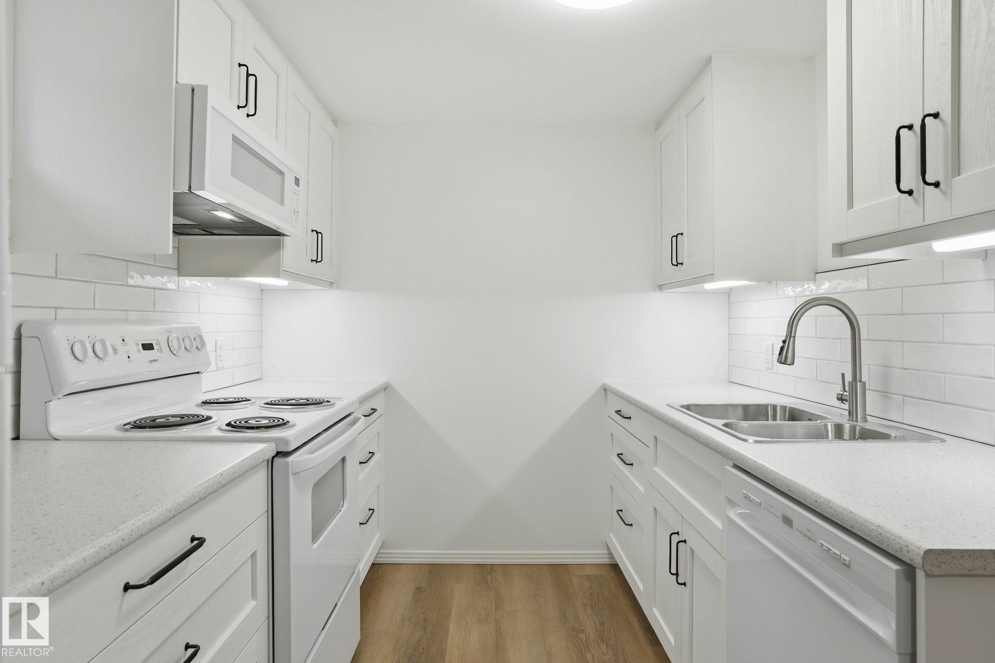 4502 53 Avenue, Leduc, AB - Indoor Photo Showing Kitchen With Double Sink
