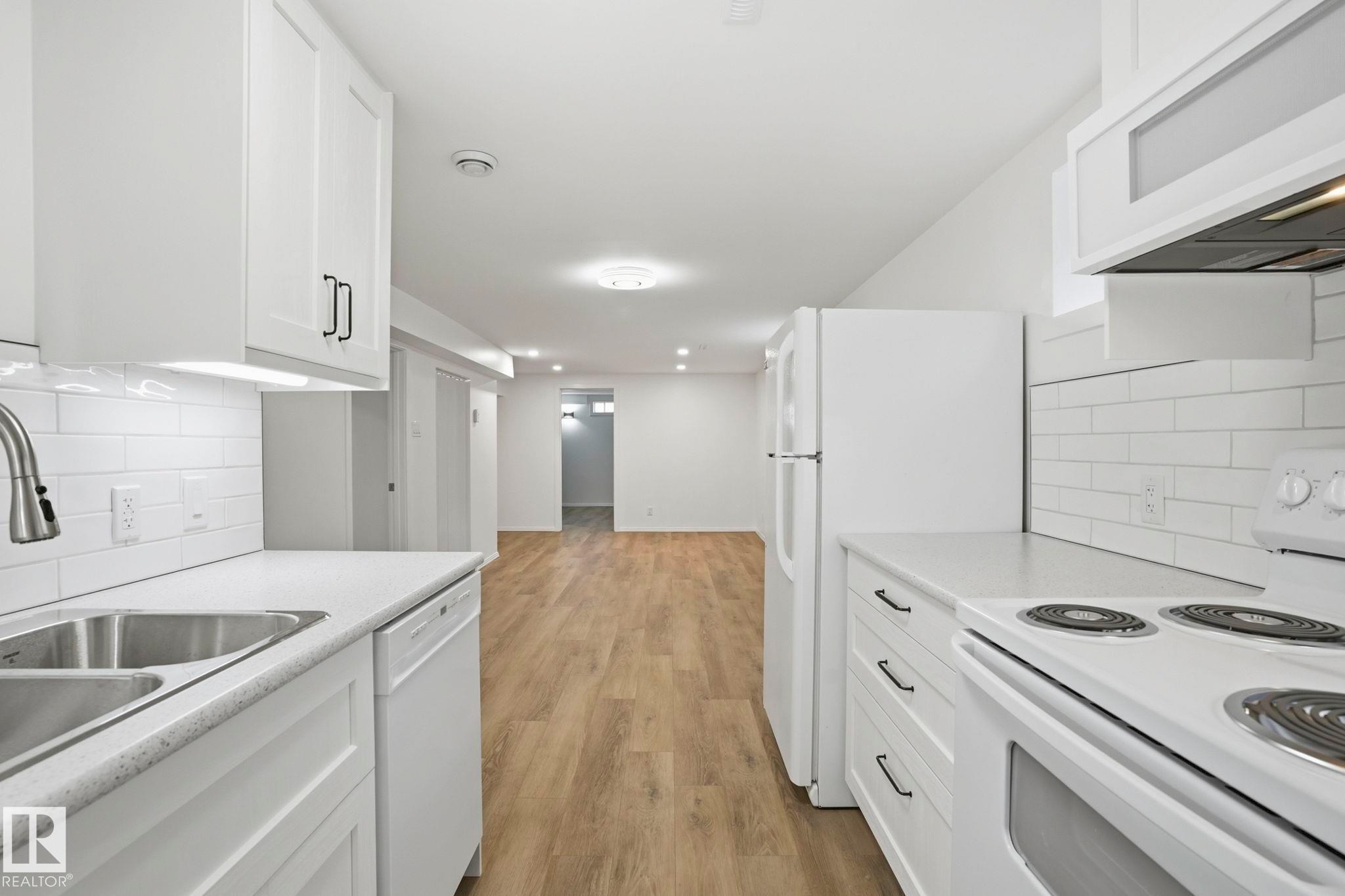 4502 53 Avenue, Leduc, AB - Indoor Photo Showing Kitchen With Double Sink