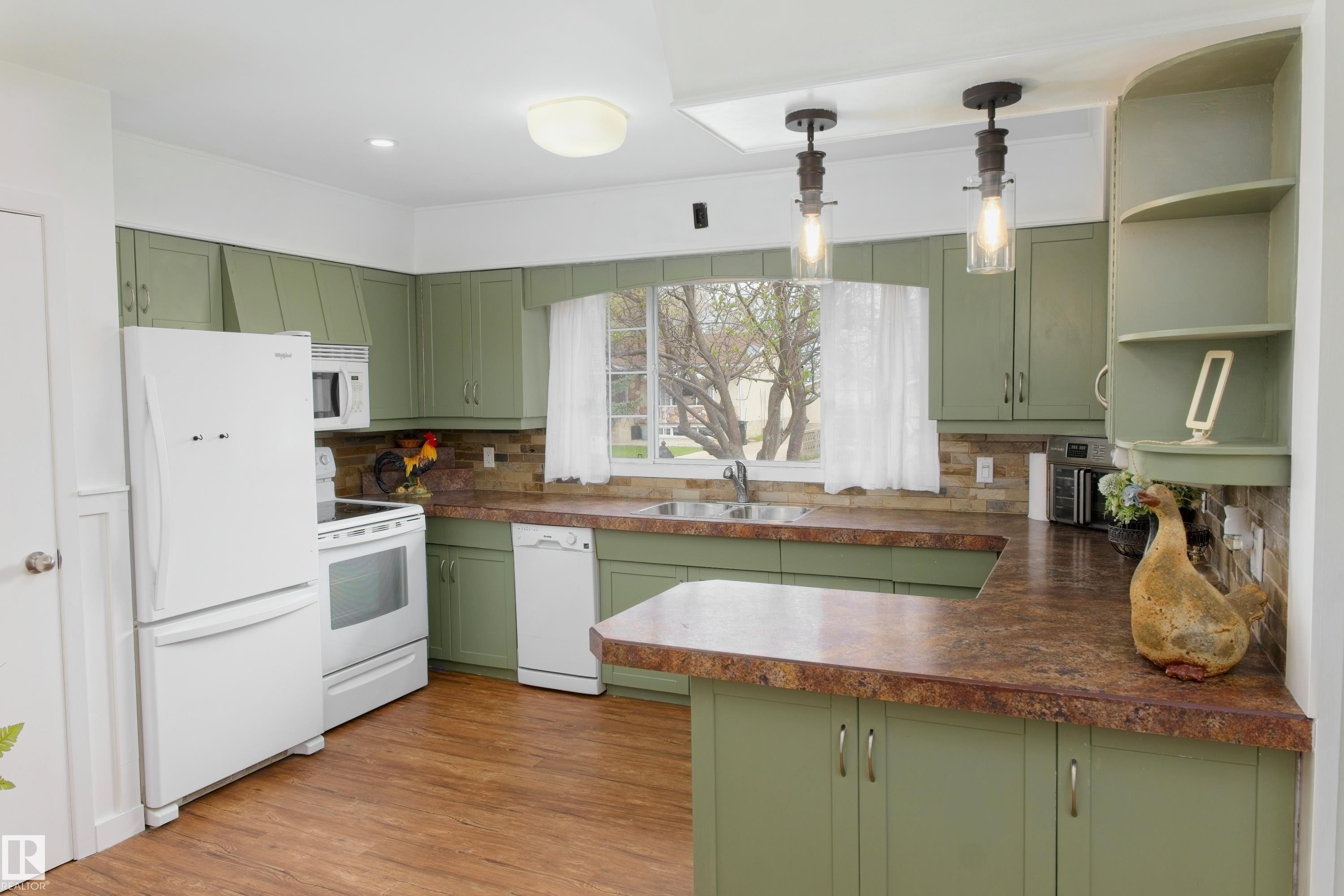 4615 54 Avenue, Barrhead, AB - Indoor Photo Showing Kitchen With Double Sink