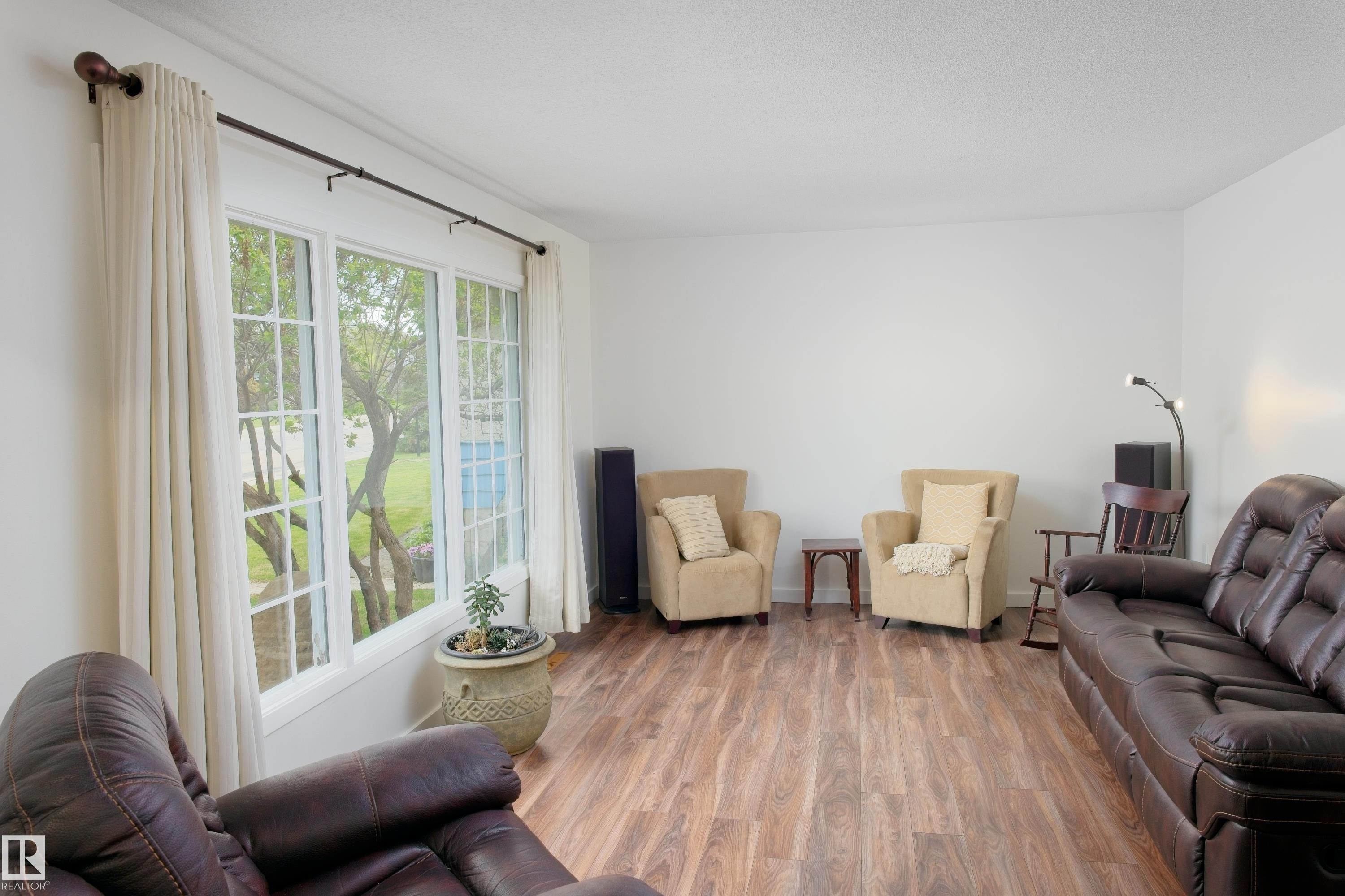 4615 54 Avenue, Barrhead, AB - Indoor Photo Showing Living Room