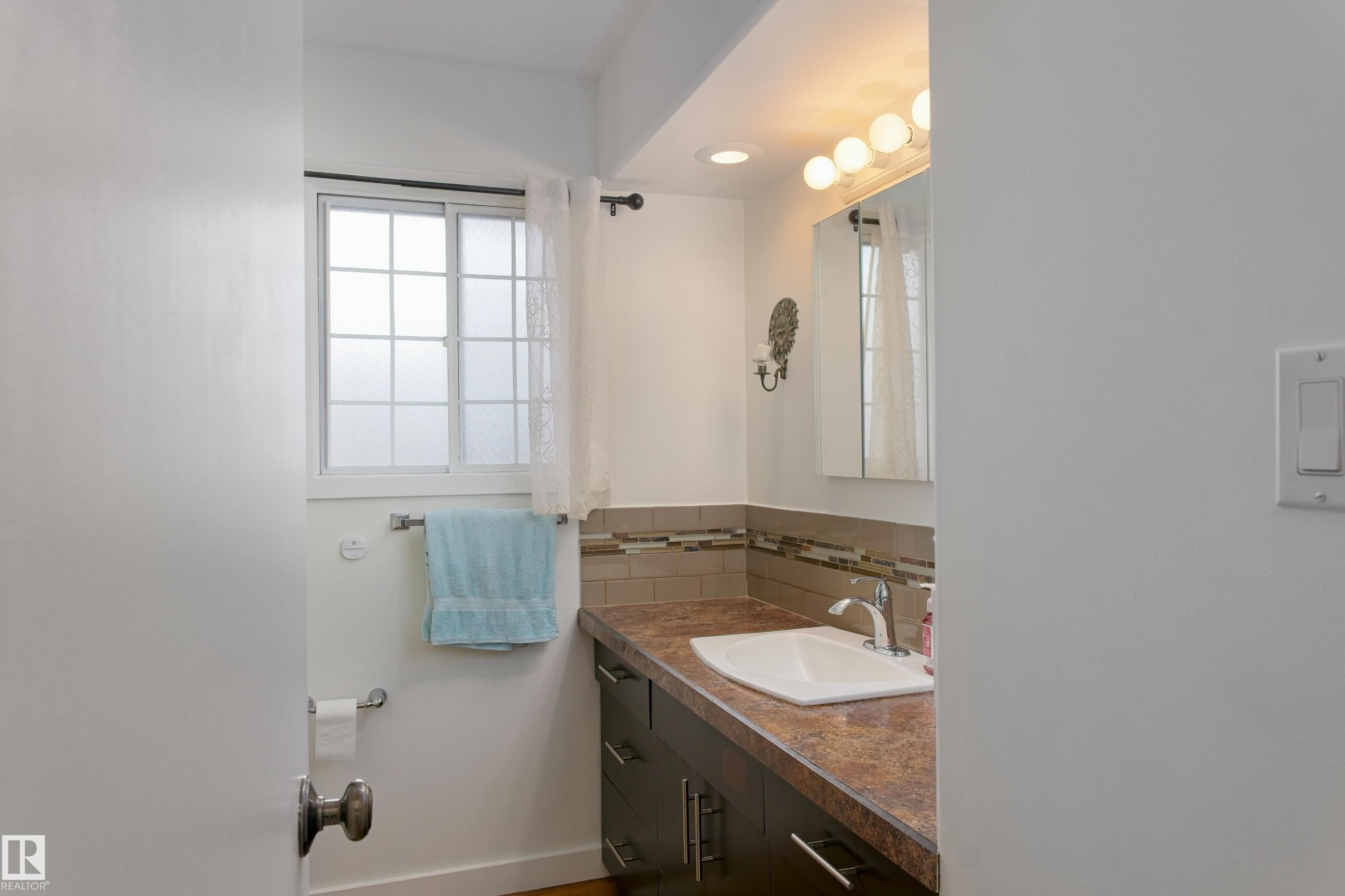 4615 54 Avenue, Barrhead, AB - Indoor Photo Showing Bathroom