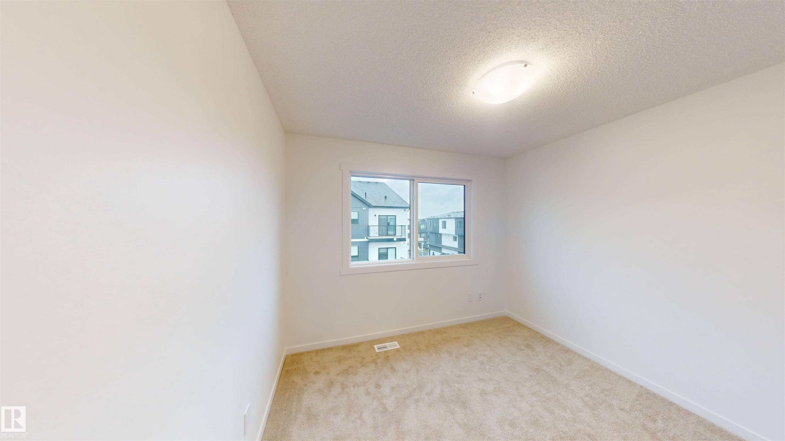#6 29 Airport Rd Nw, Edmonton, AB - Indoor Photo Showing Other Room
