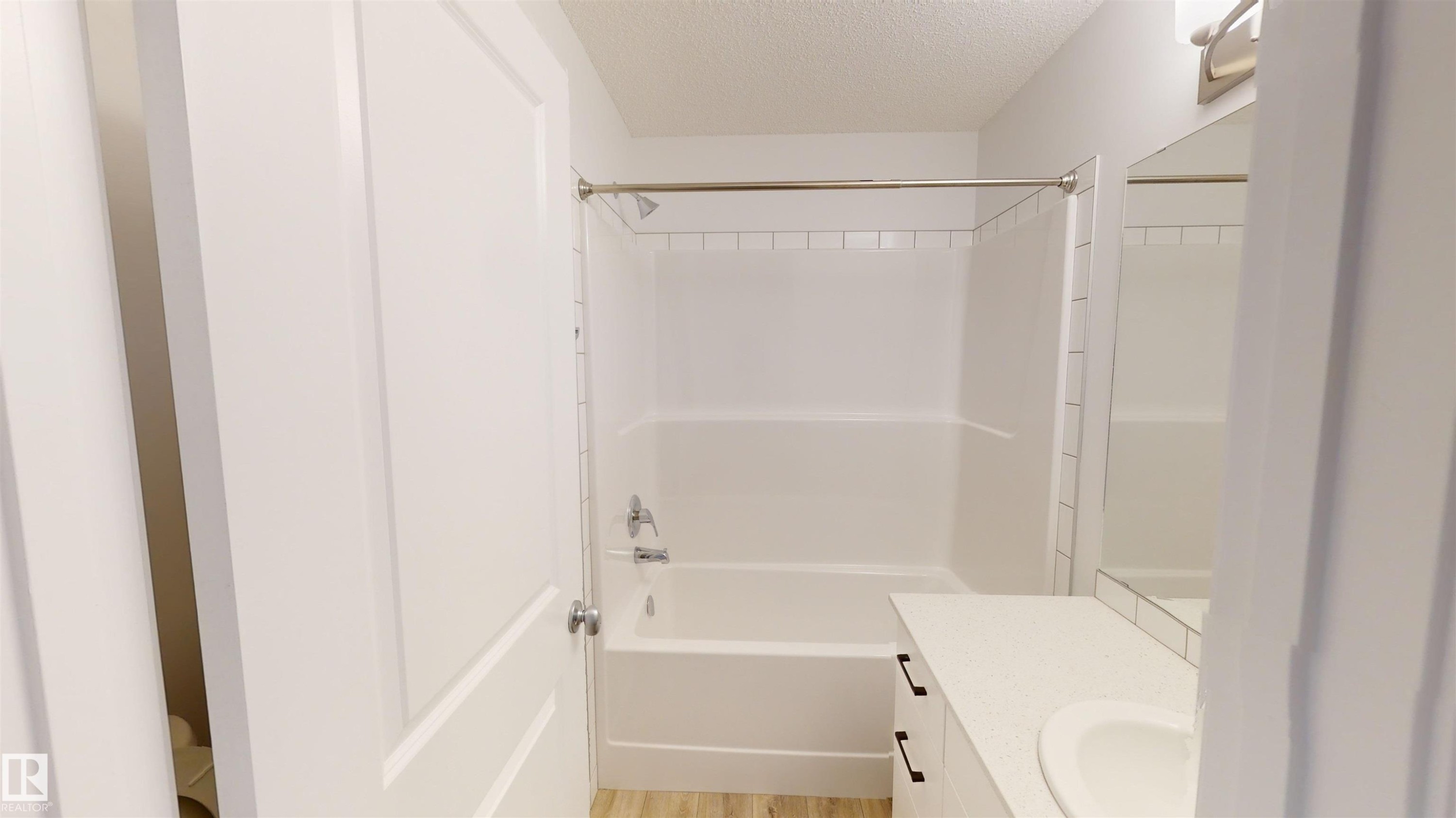 #6 29 Airport Rd Nw, Edmonton, AB - Indoor Photo Showing Bathroom