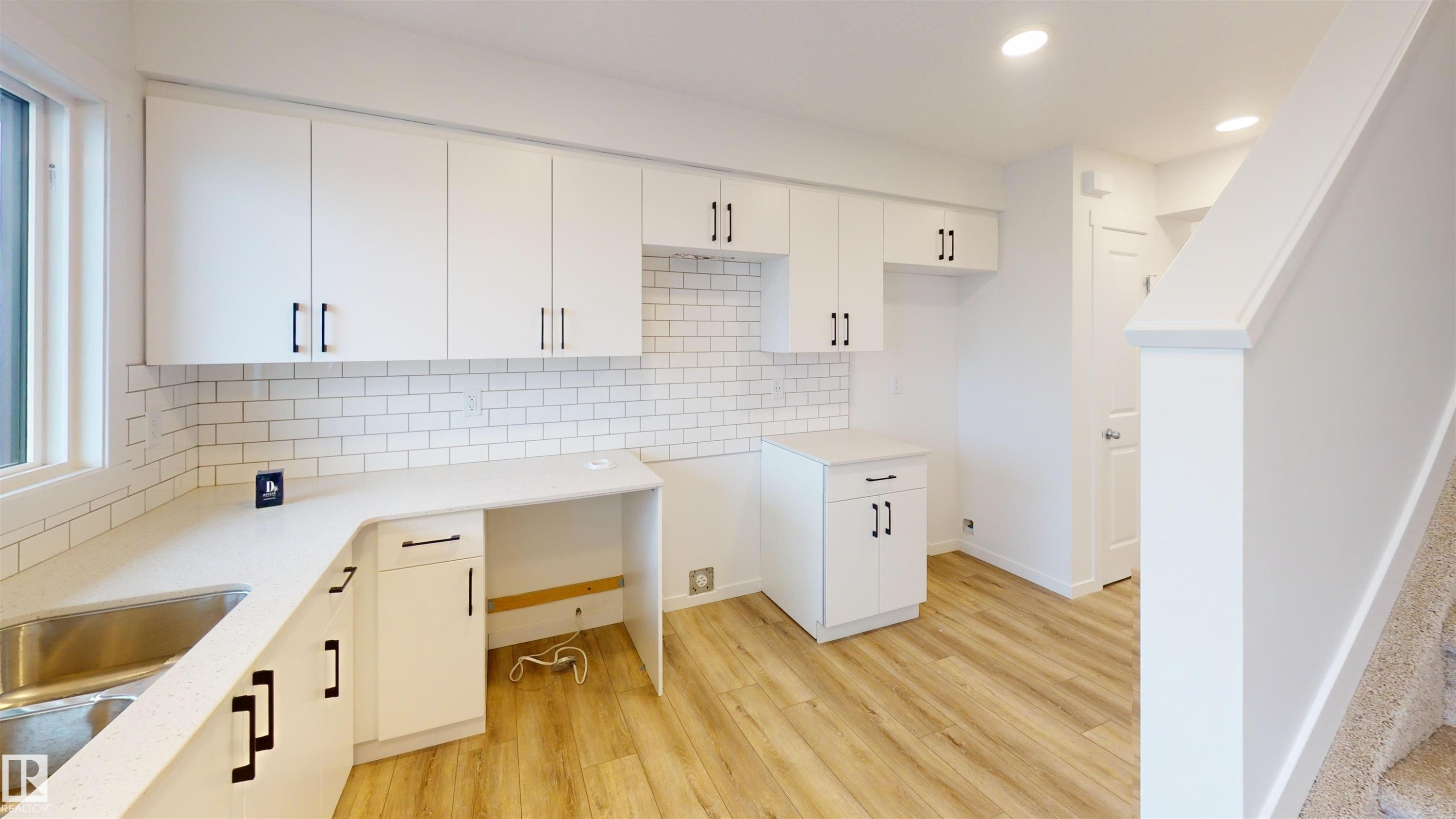 #6 29 Airport Rd Nw, Edmonton, AB - Indoor Photo Showing Kitchen With Upgraded Kitchen