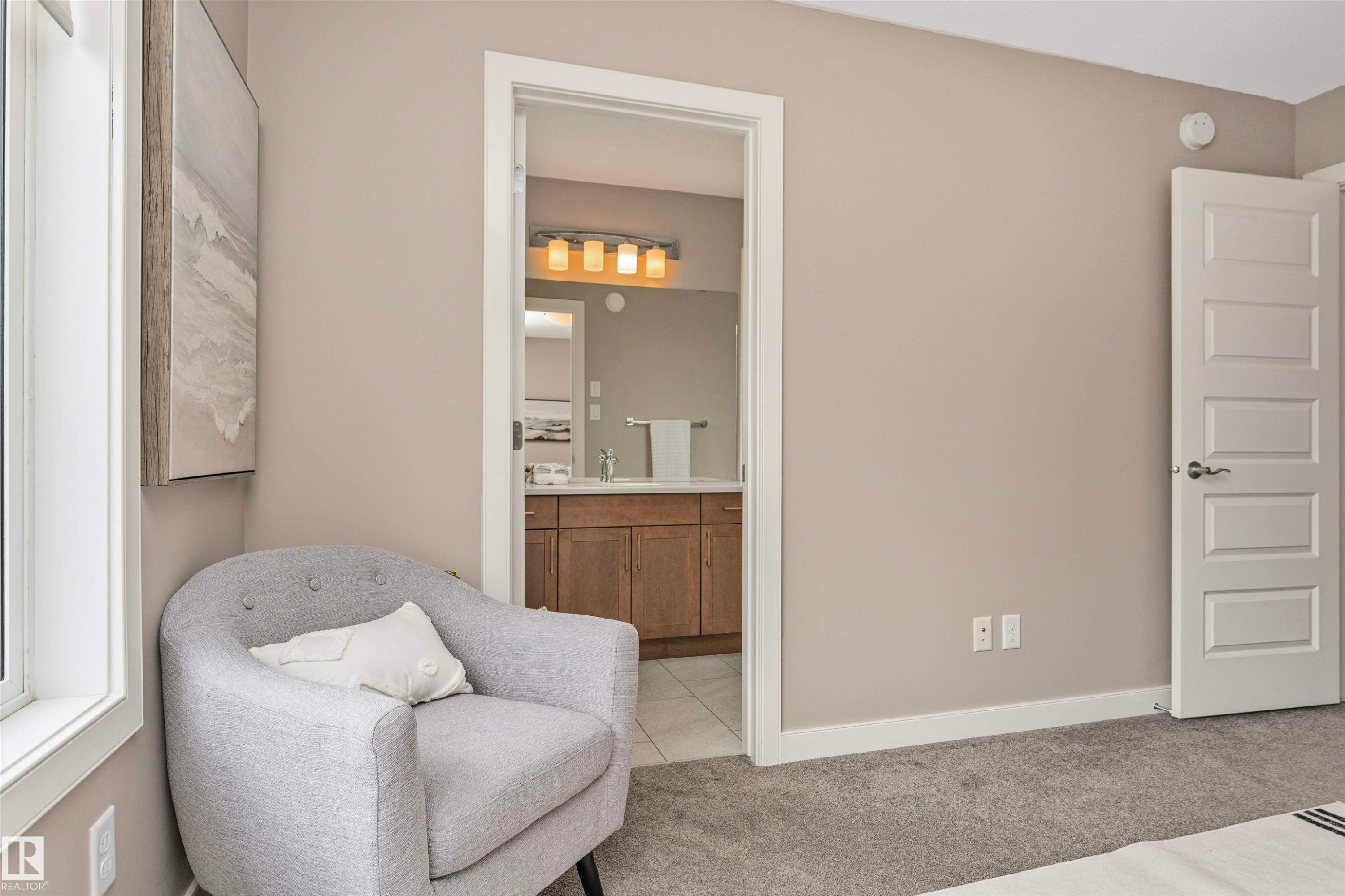 Neutral-toned wall with white trim and a five-panel interior door - 22124 85 Avenue Nw, Edmonton, AB - Indoor