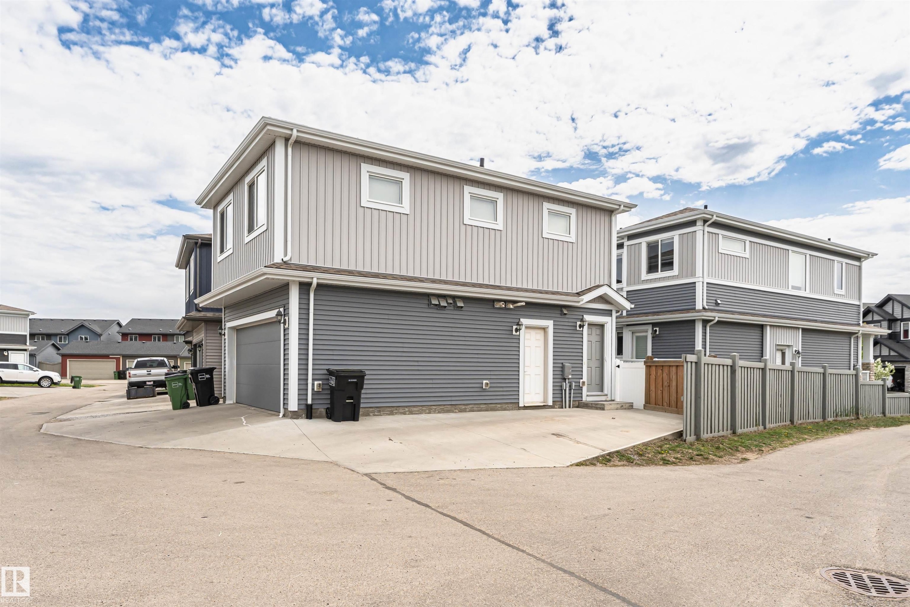 Two-story residence featuring light gray vertical siding and darker gray horizontal siding - 22124 85 Avenue Nw, Edmonton, AB - Outdoor