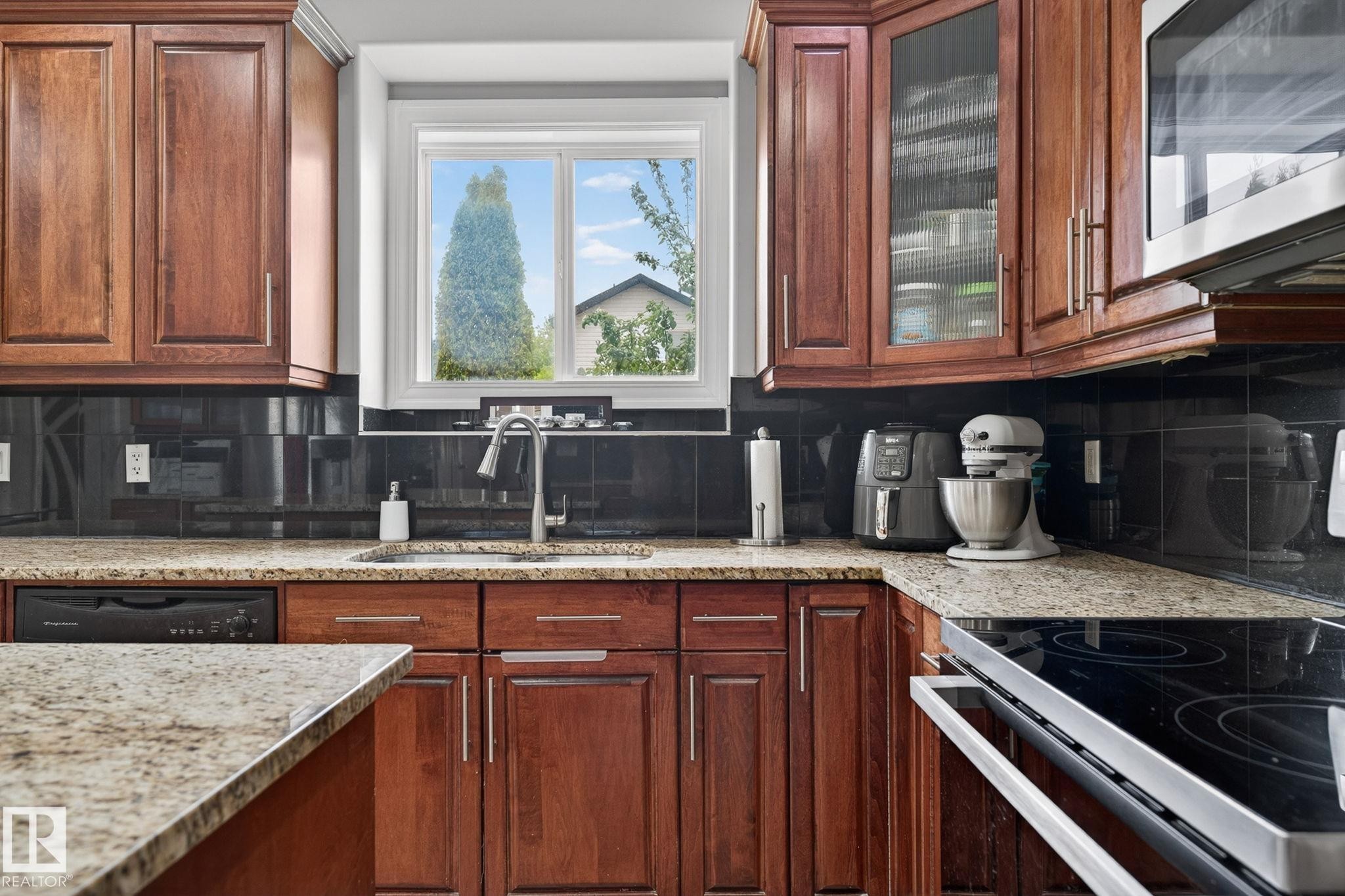 Residential neighborhood featuring mature trees, a golf course, and a nearby pond - 1508 Palmer Close, Edmonton, AB