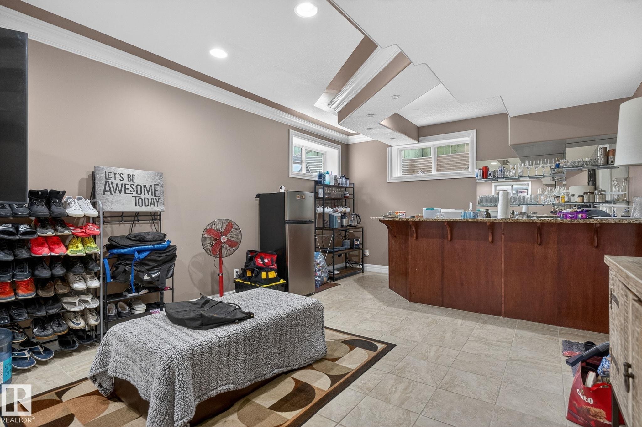 Open-concept living space featuring an arched doorway and tray ceiling with recessed lighting - 1508 Palmer Close, Edmonton, AB