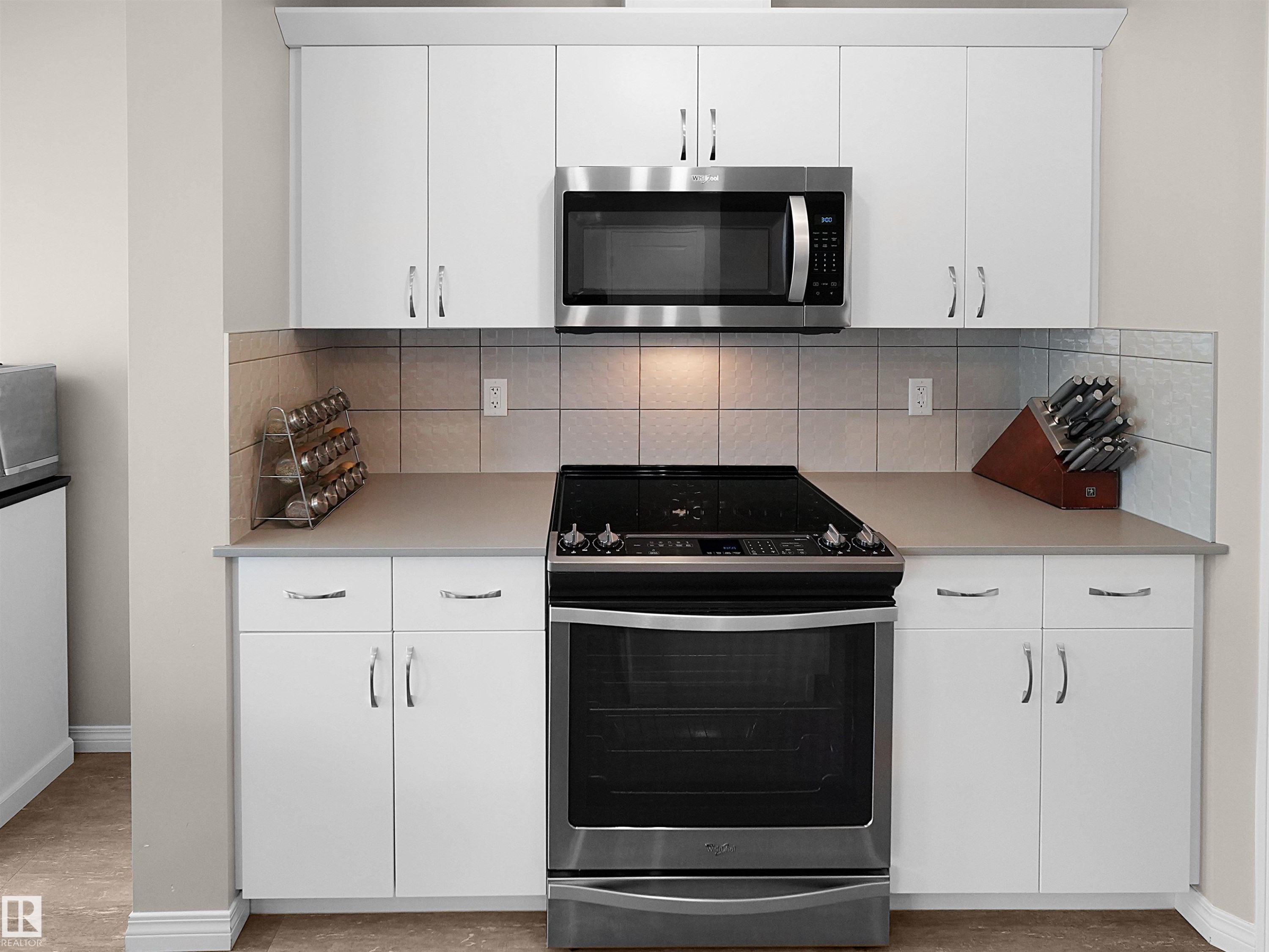 9008 Cooper Link Link Sw, Edmonton, AB - Indoor Photo Showing Kitchen