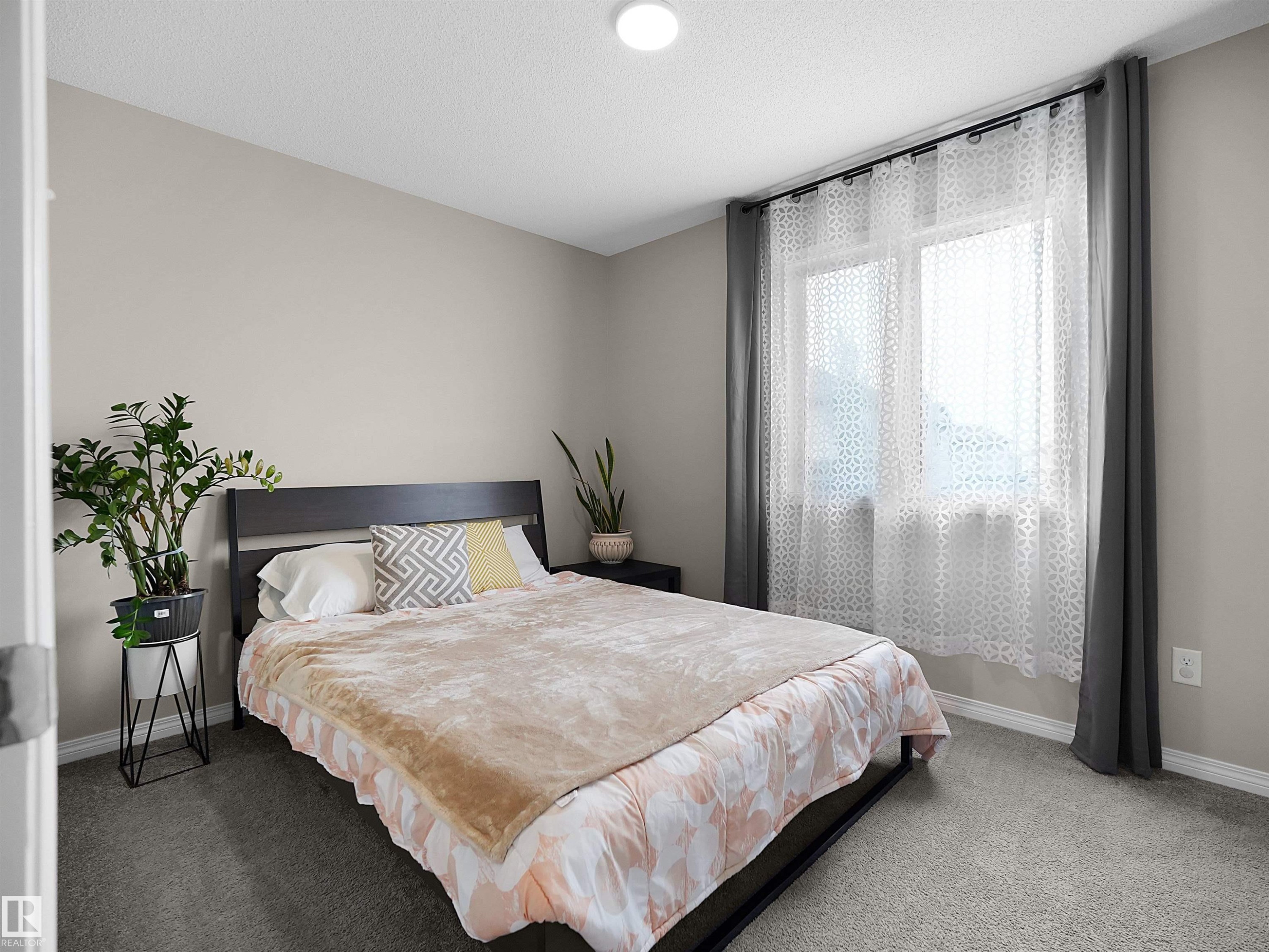 9008 Cooper Link Link Sw, Edmonton, AB - Indoor Photo Showing Bedroom