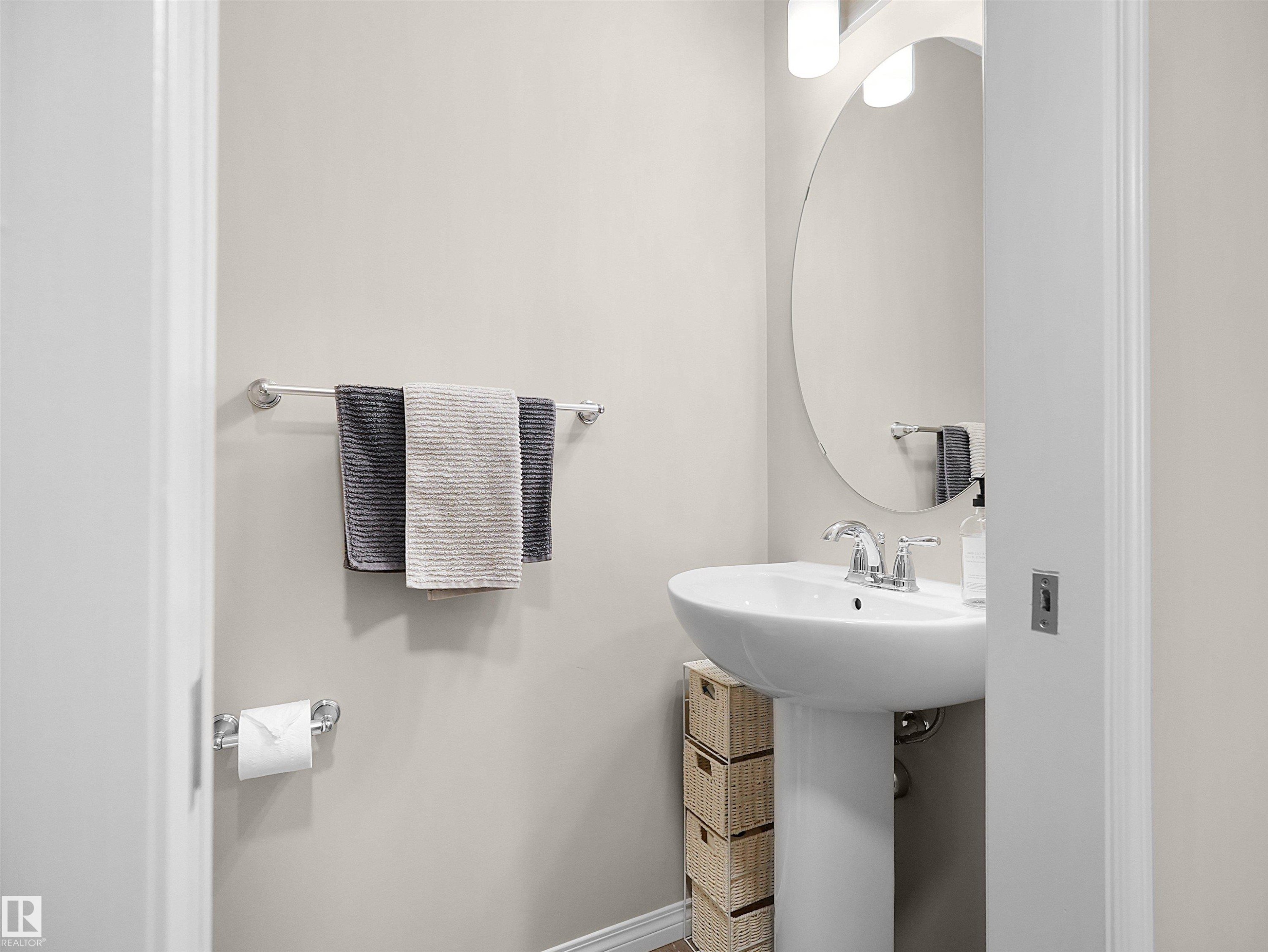 9008 Cooper Link Link Sw, Edmonton, AB - Indoor Photo Showing Bathroom
