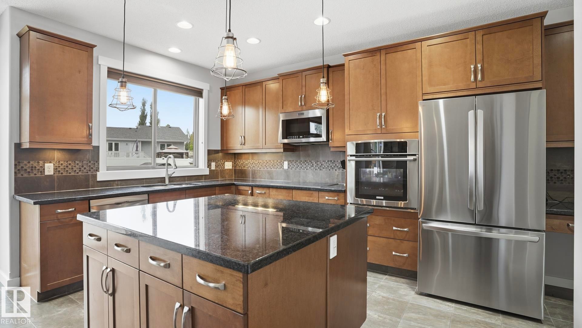 75 Rue Moreau, Beaumont, AB - Indoor Photo Showing Kitchen With Upgraded Kitchen