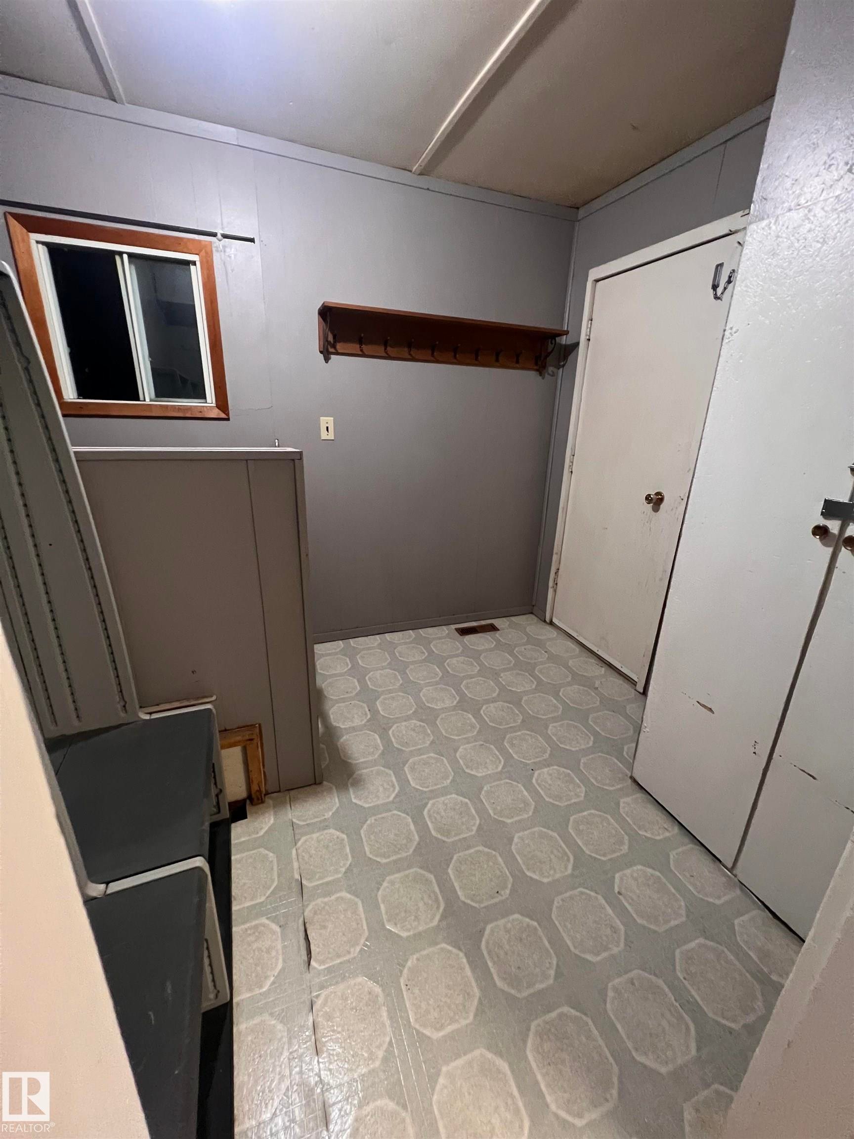 Image quality insufficient for description - 69 Railway Avenue, Star, AB