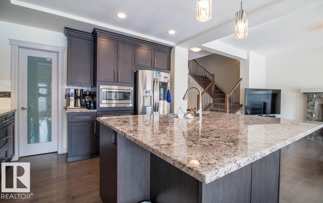 13855 143 Avenue Nw, Edmonton, AB - Indoor Photo Showing Kitchen With Upgraded Kitchen