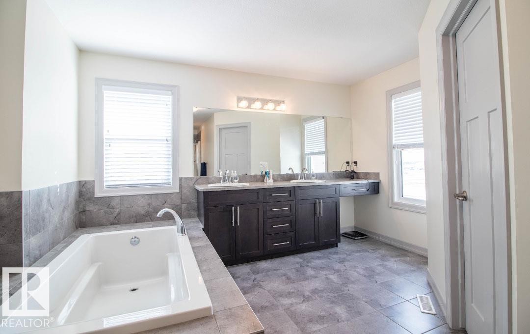 13855 143 Avenue Nw, Edmonton, AB - Indoor Photo Showing Bathroom