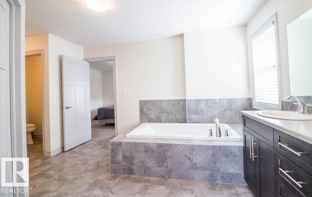 13855 143 Avenue Nw, Edmonton, AB - Indoor Photo Showing Bathroom