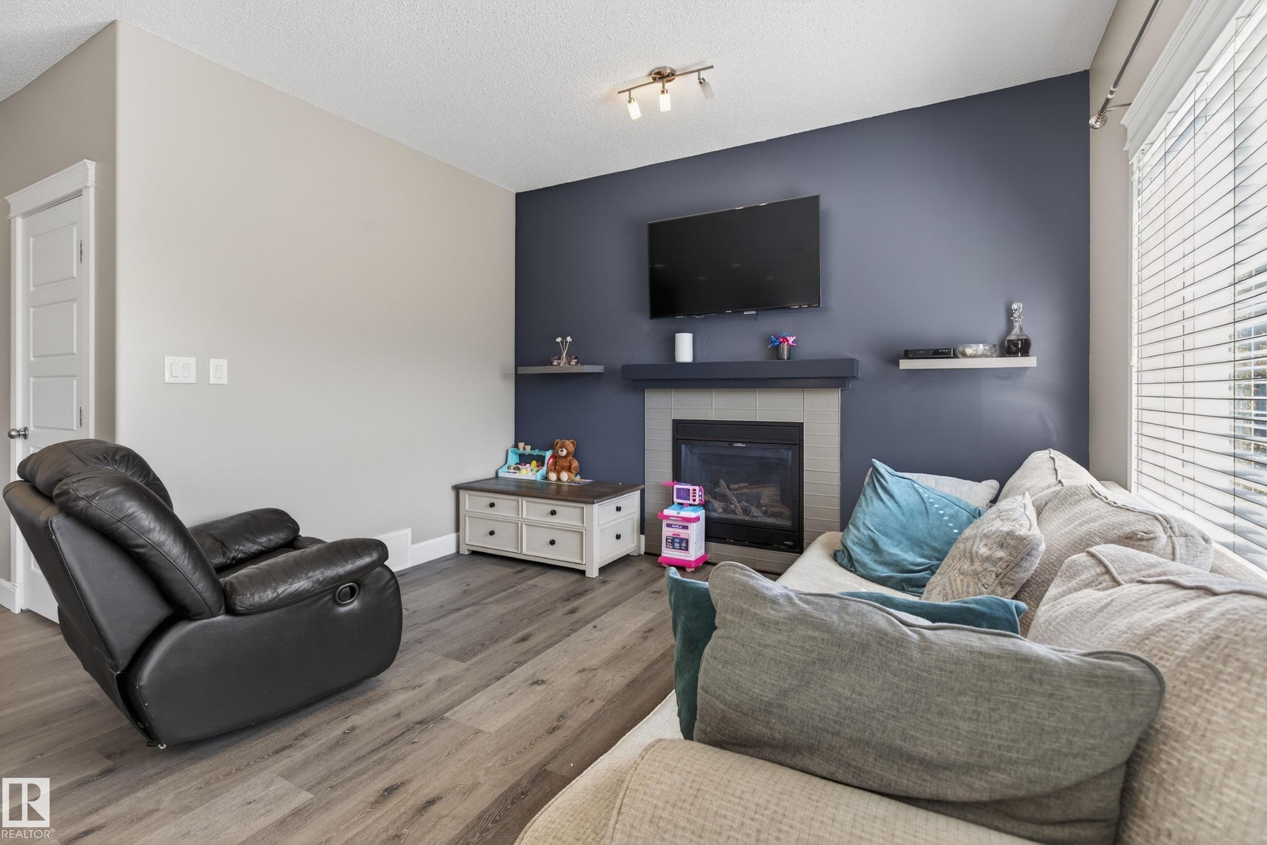 3356 Hilton Crescent, Edmonton, AB - Indoor Photo Showing Living Room With Fireplace