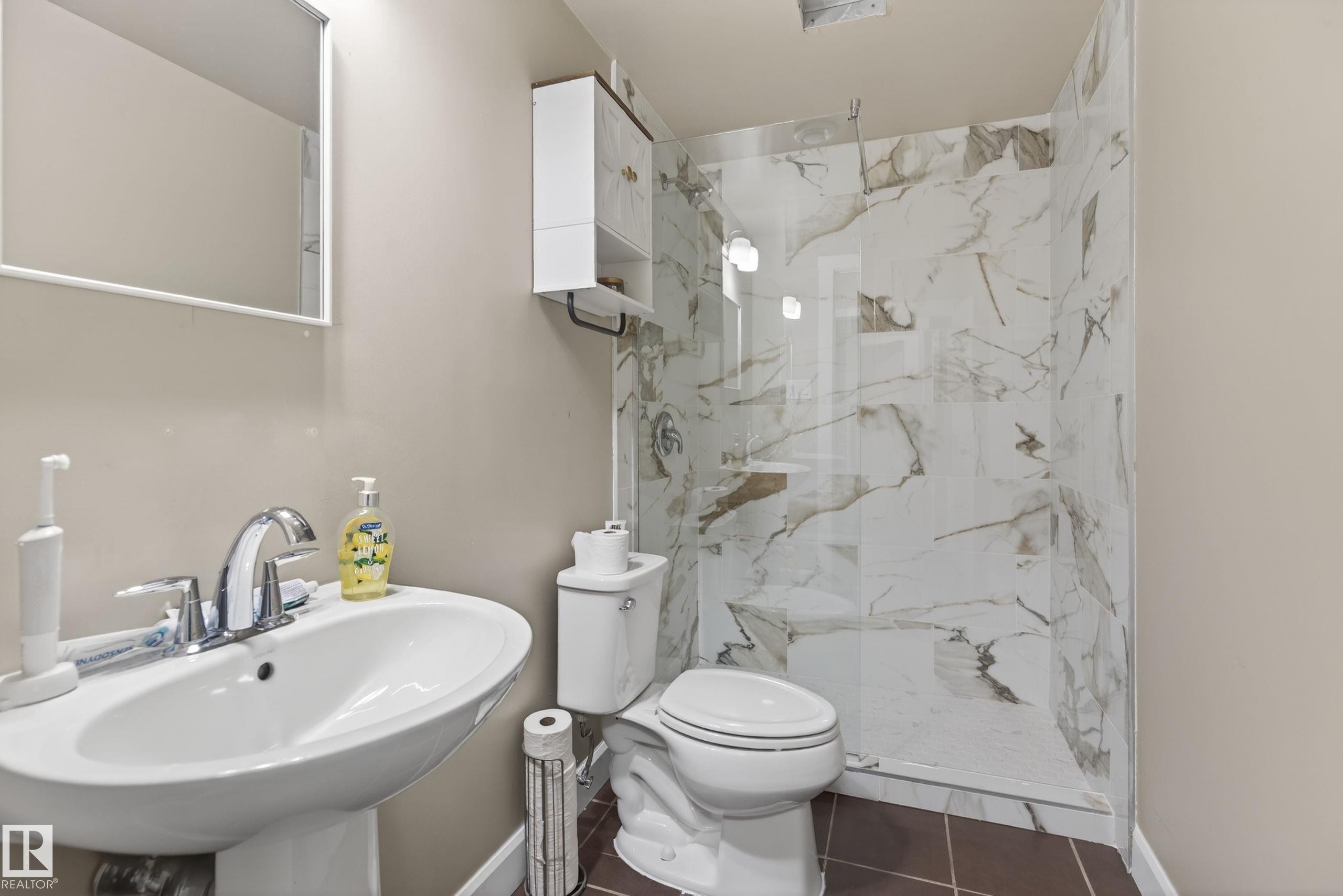 3356 Hilton Crescent, Edmonton, AB - Indoor Photo Showing Bathroom