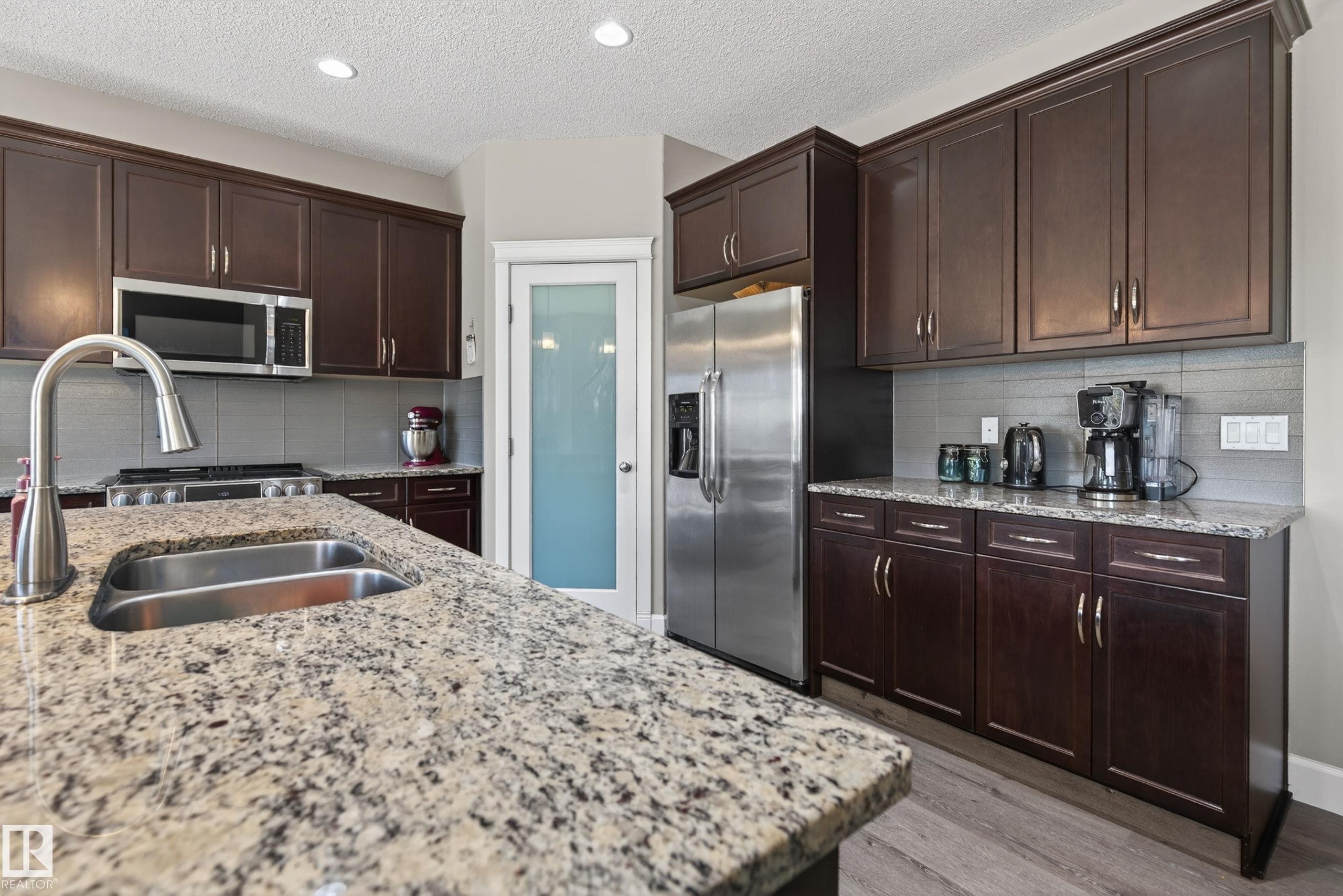 3356 Hilton Crescent, Edmonton, AB - Indoor Photo Showing Kitchen With Double Sink