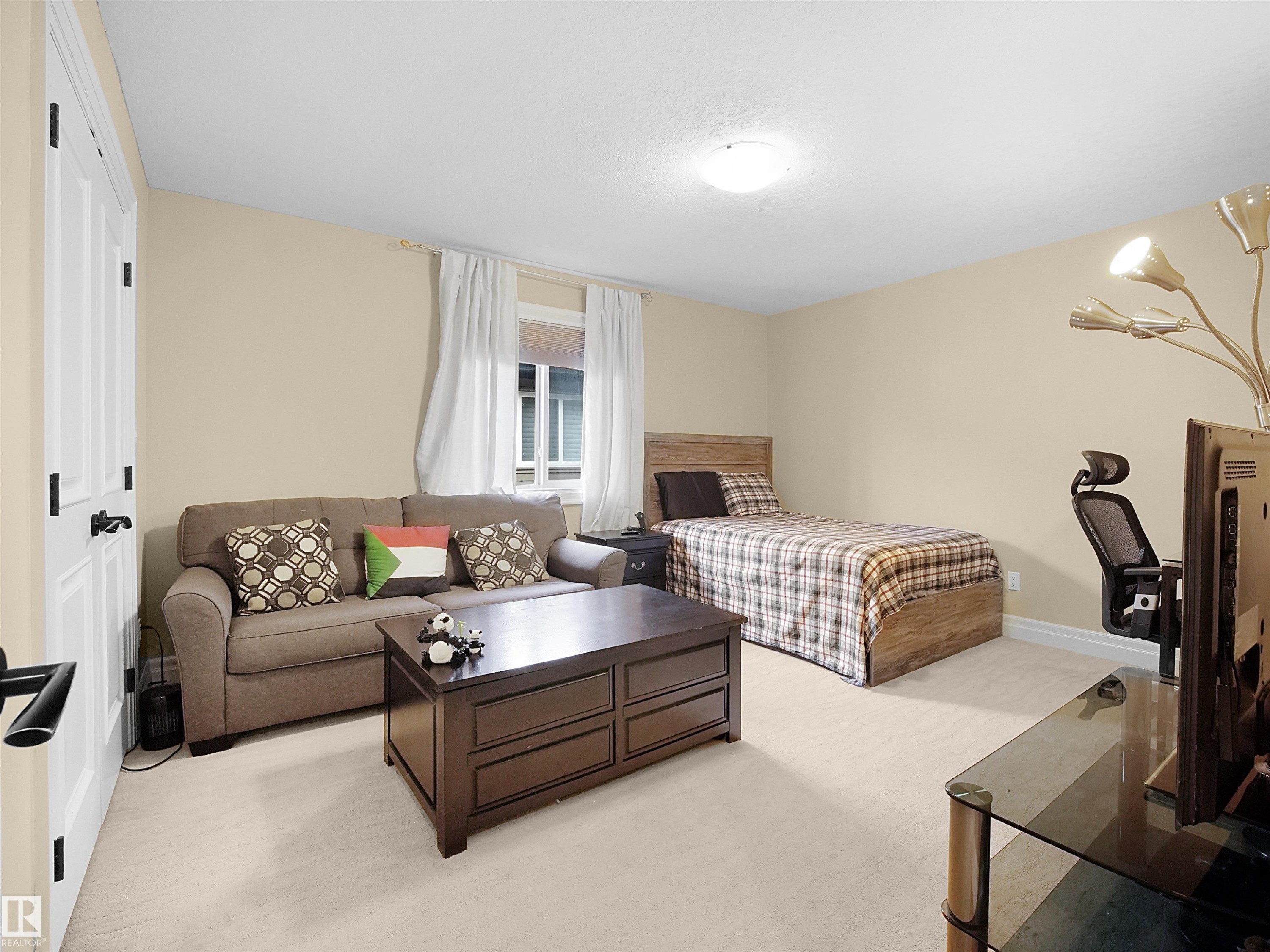 Neutral-toned room featuring light beige walls and light-colored carpeting - 2019 Cameron Ravine Way Nw, Edmonton, AB
