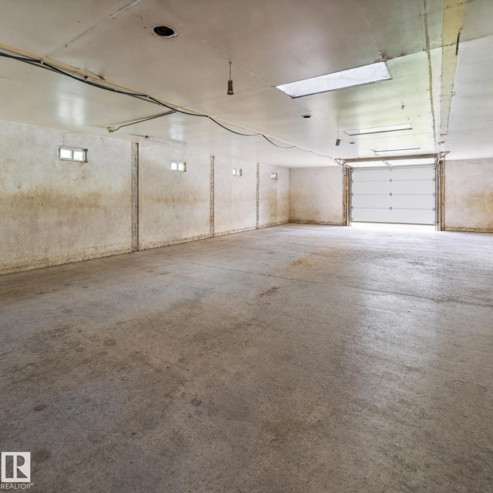 20415 Quadrant Ave Sw, Edmonton, AB - Indoor Photo Showing Garage