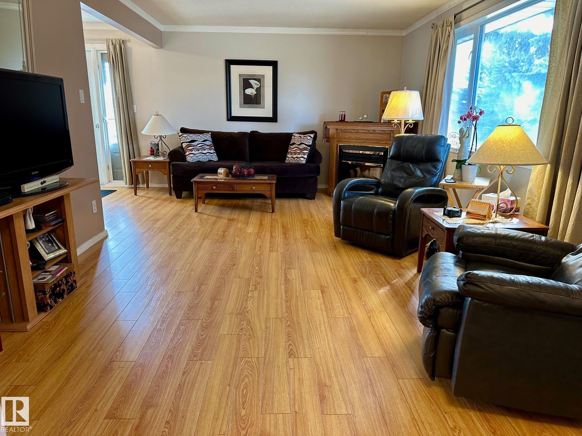 7916 150 Avenue, Edmonton, AB - Indoor Photo Showing Living Room