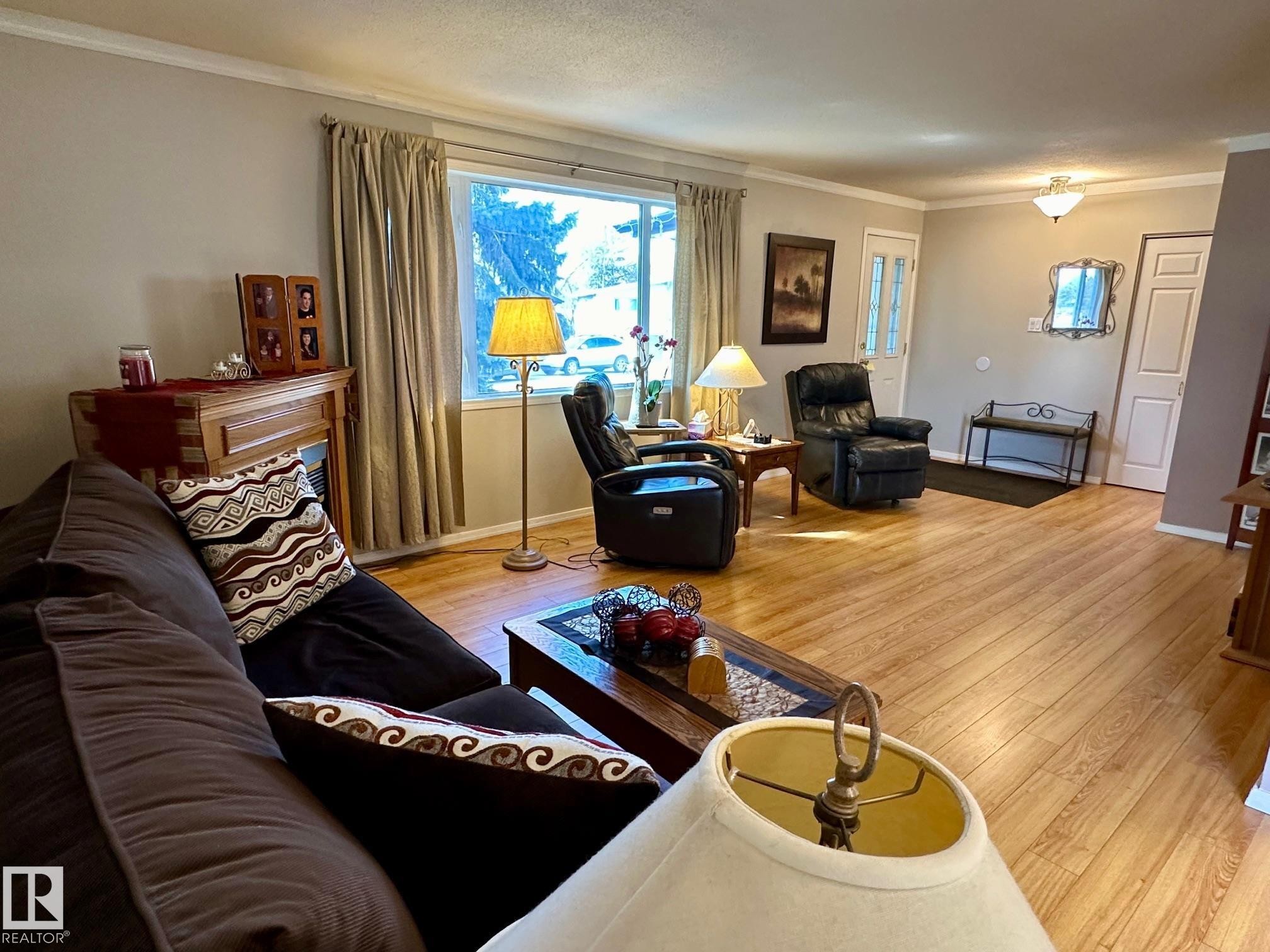 7916 150 Avenue, Edmonton, AB - Indoor Photo Showing Living Room