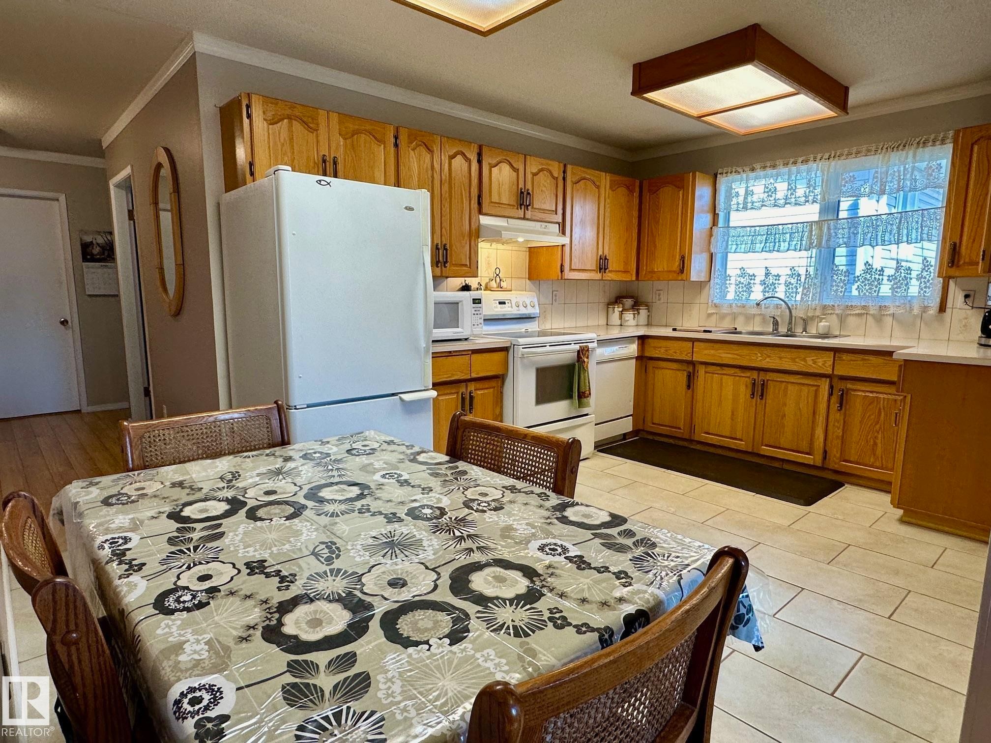 7916 150 Avenue, Edmonton, AB - Indoor Photo Showing Kitchen