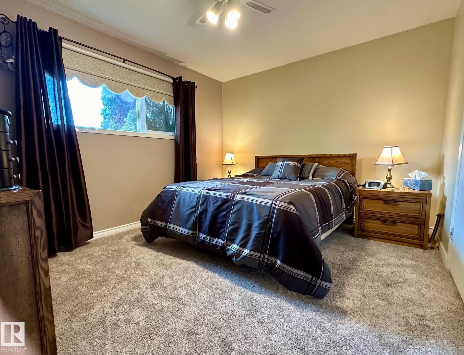7916 150 Avenue, Edmonton, AB - Indoor Photo Showing Bedroom