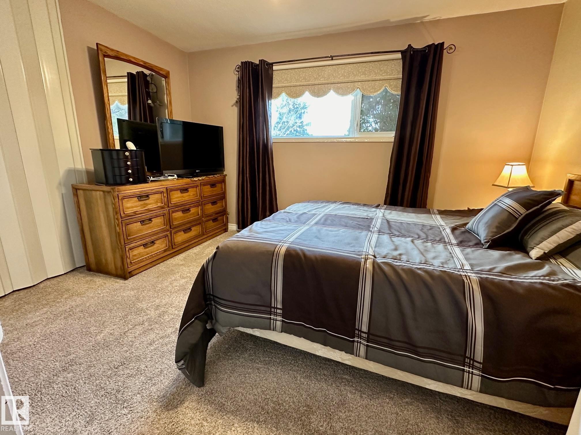 7916 150 Avenue, Edmonton, AB - Indoor Photo Showing Bedroom