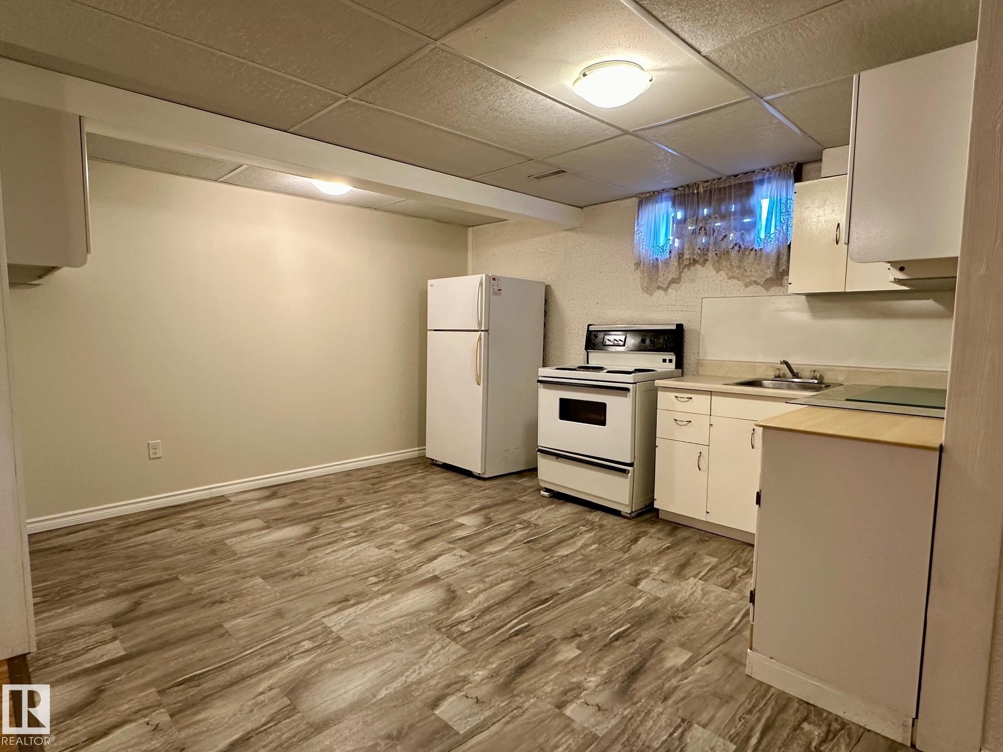 7916 150 Avenue, Edmonton, AB - Indoor Photo Showing Kitchen