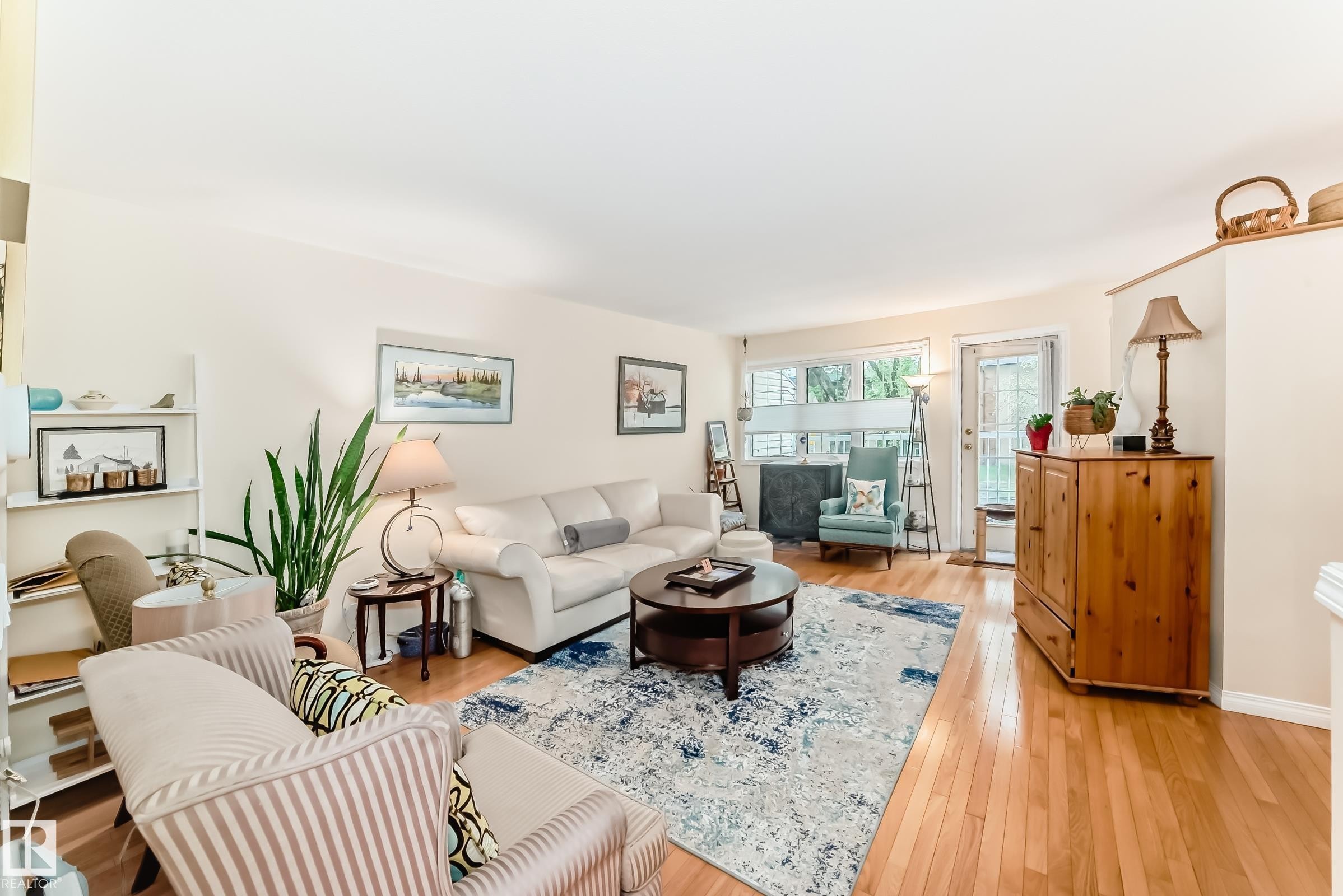 11650 103 Avenue, Edmonton, AB - Indoor Photo Showing Living Room