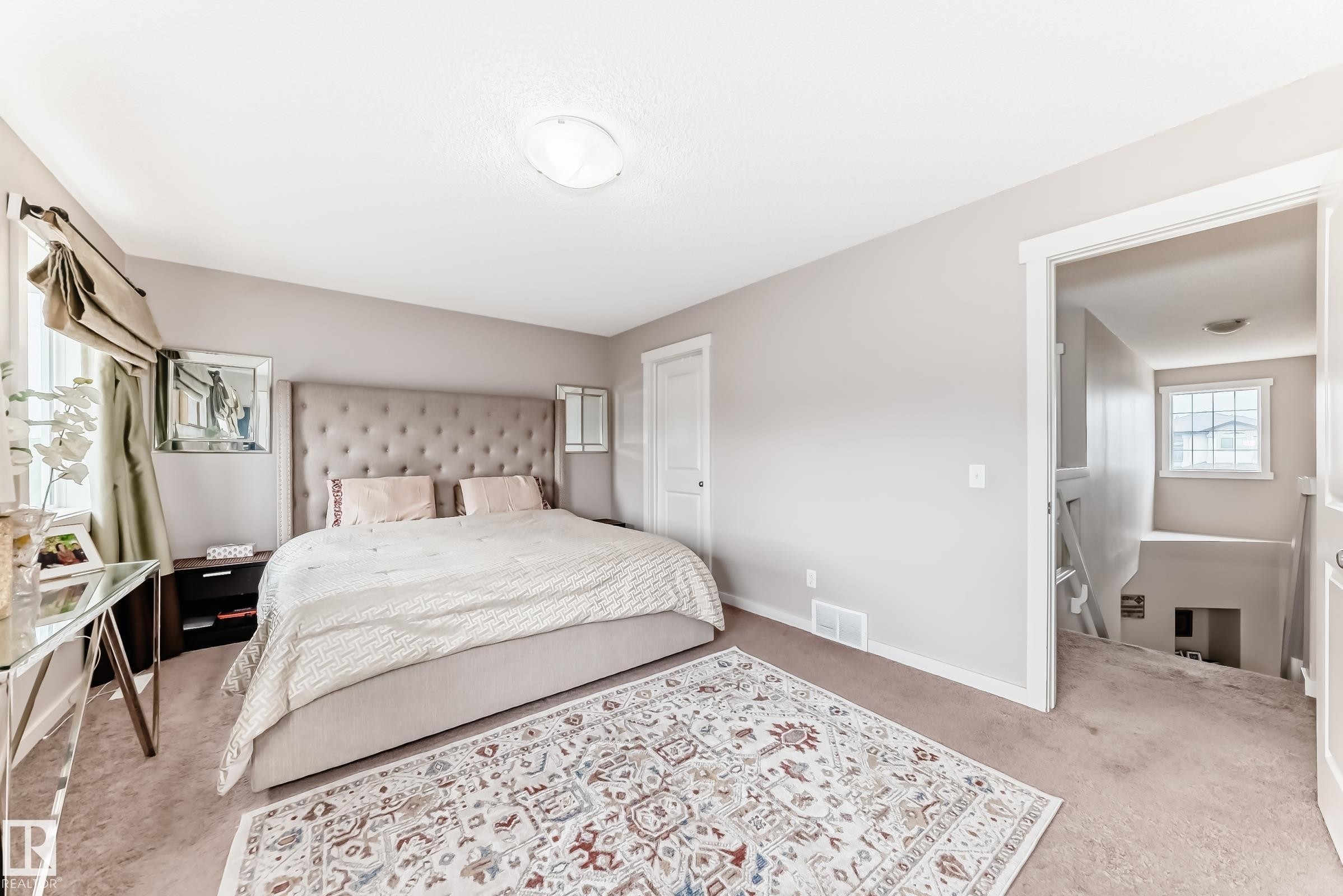 Carpeted room with neutral wall tones and a ceiling-mounted light fixture - 2808 36 Avenue, Edmonton, AB