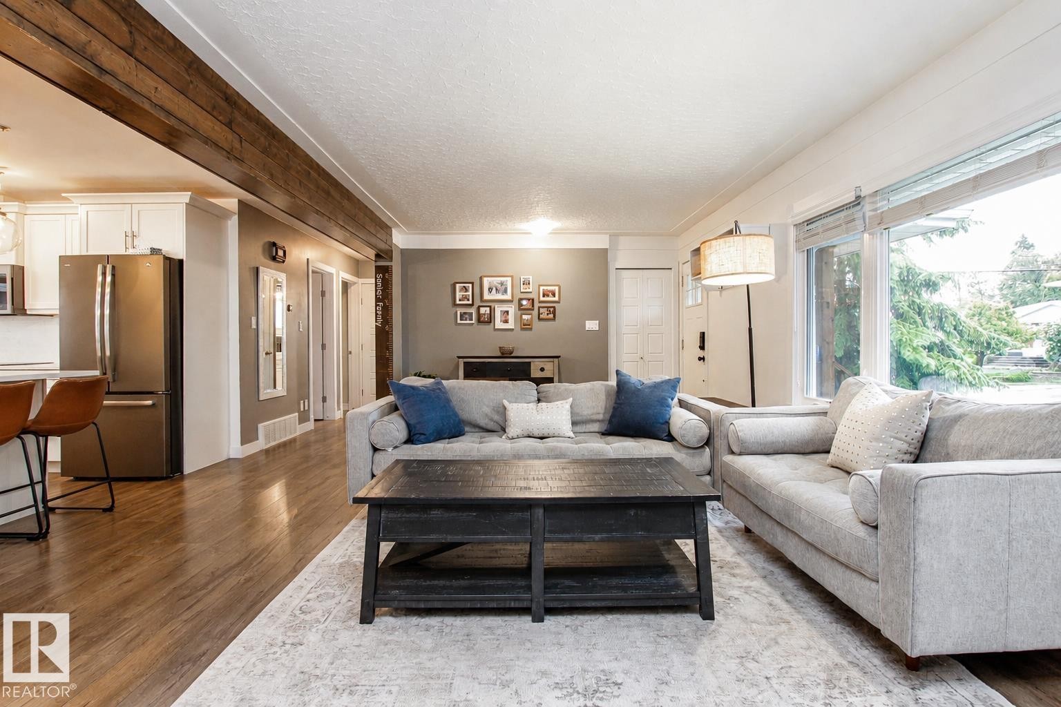 4904 103 Avenue, Edmonton, AB - Indoor Photo Showing Living Room