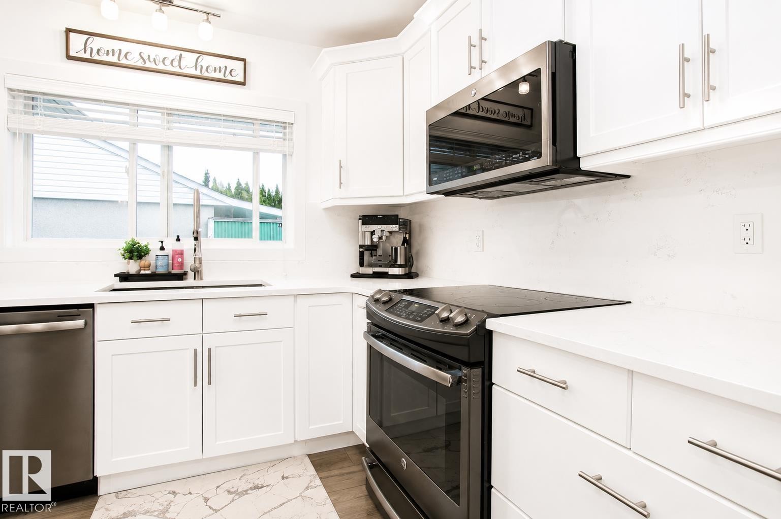 4904 103 Avenue, Edmonton, AB - Indoor Photo Showing Kitchen