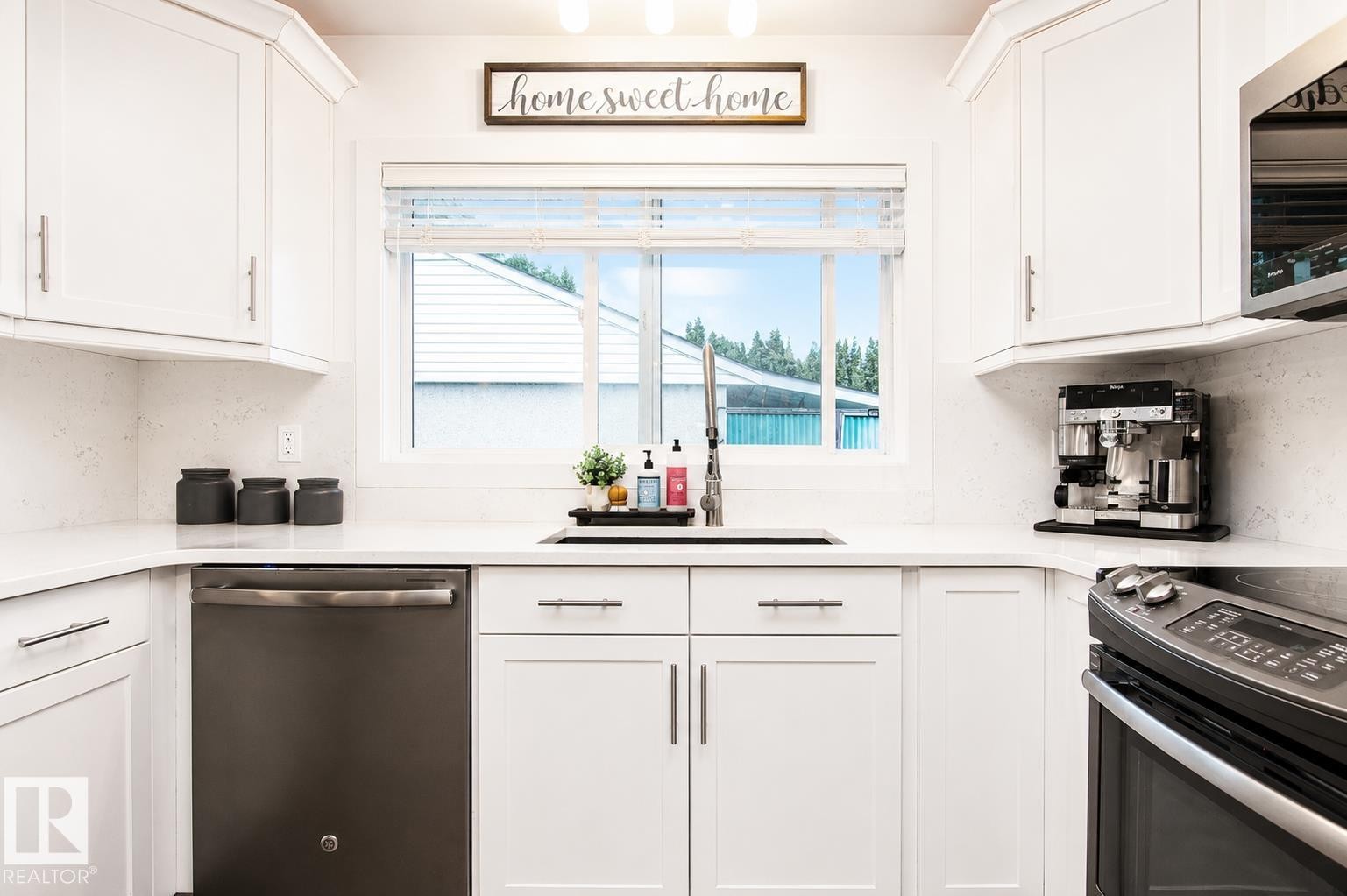 4904 103 Avenue, Edmonton, AB - Indoor Photo Showing Kitchen